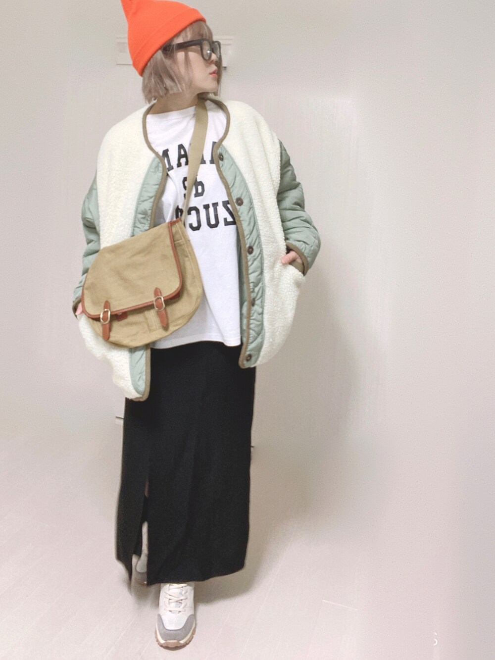 「ECRIRE、エクリール、zucca、ロゴT、ショルダーバッグ、ナロースカート、ダッドスニーカー、ANGIE VINTAGE、ANGIE、大人カジュアル、lineastoria」｜「ECRIREの【miho.a.nicoコラボ】キルティングジャケット（ノーカラージャケット、ホワイト系）」を使った、Ⓜ︎さん（レディース・152cm）の秋コーディネートの3枚目の写真
