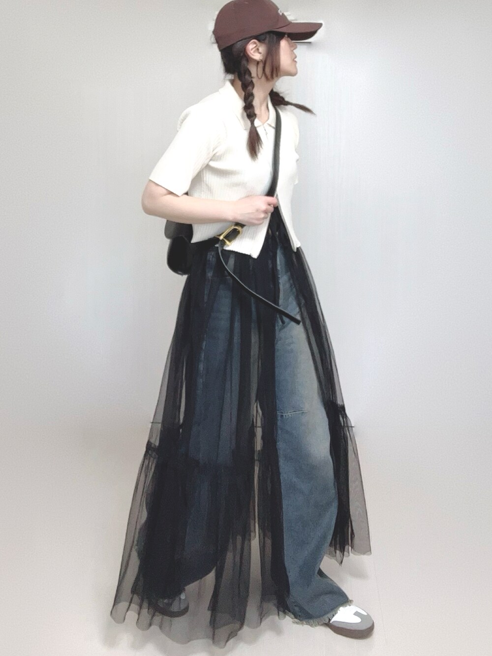 ホワイト系のニット/セーター、ブルー系のデニムパンツを着用したレディースの春コーディネートの5枚目の写真