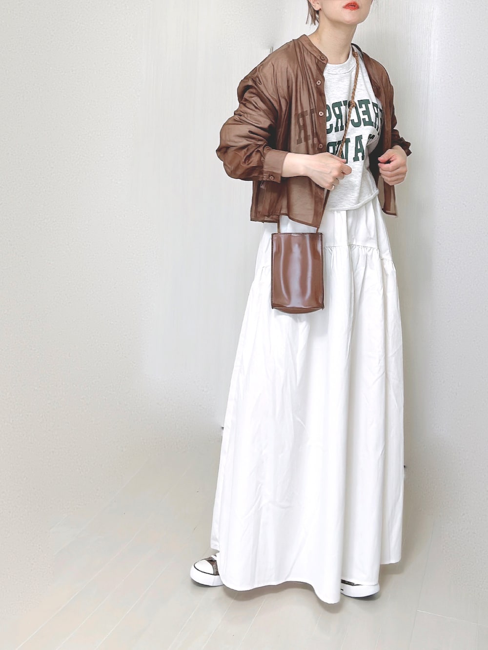 ホワイト系のスカート、ブラウン系のショルダーバッグ、ブラウン系のシャツ/ブラウスを着用したレディースの夏コーディネートの4枚目の写真