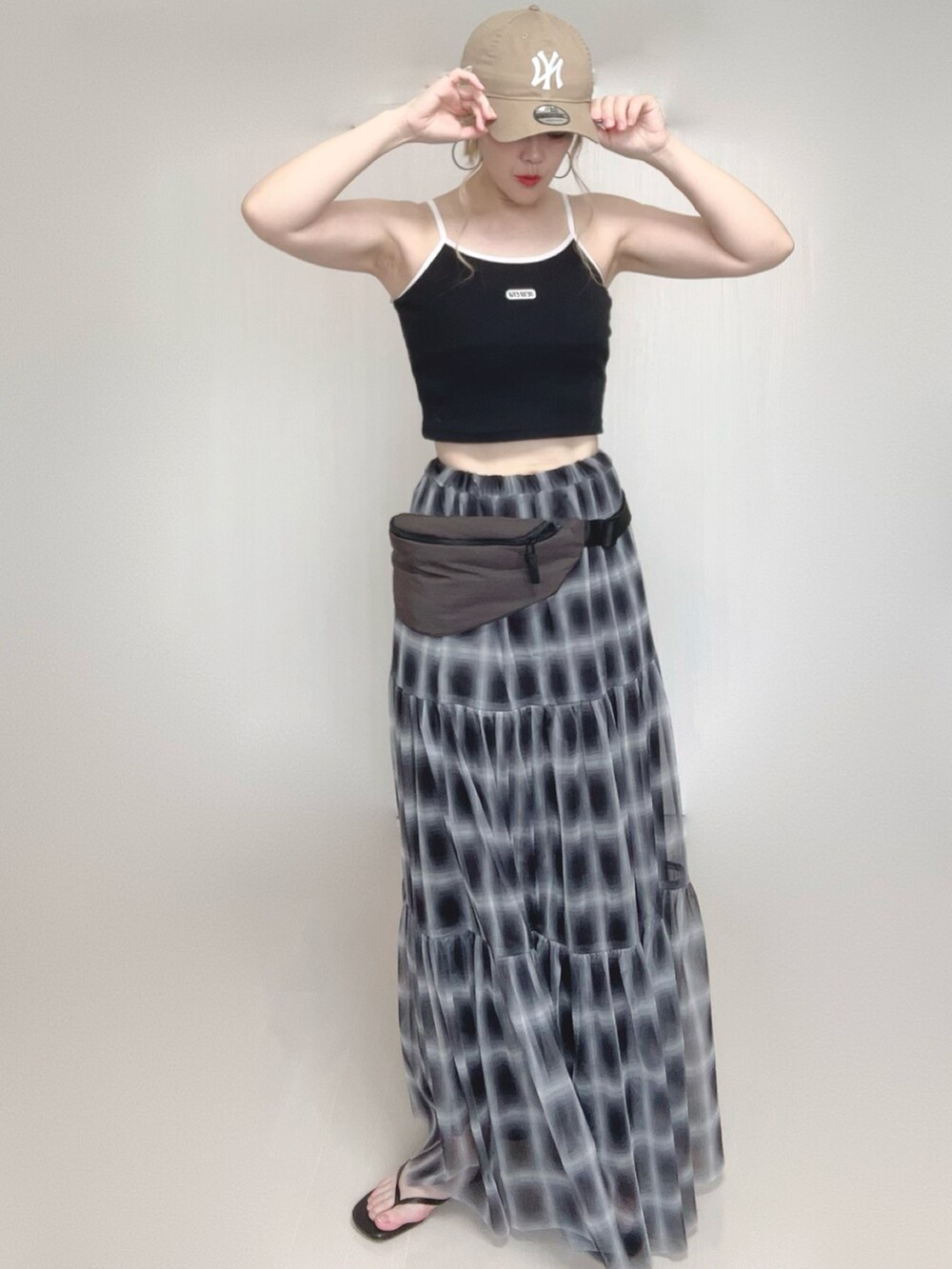 ブラック系のスカート、ブラック系のキャミソール、ブラック系のサンダルを着用したレディースの夏コーディネートの5枚目の写真