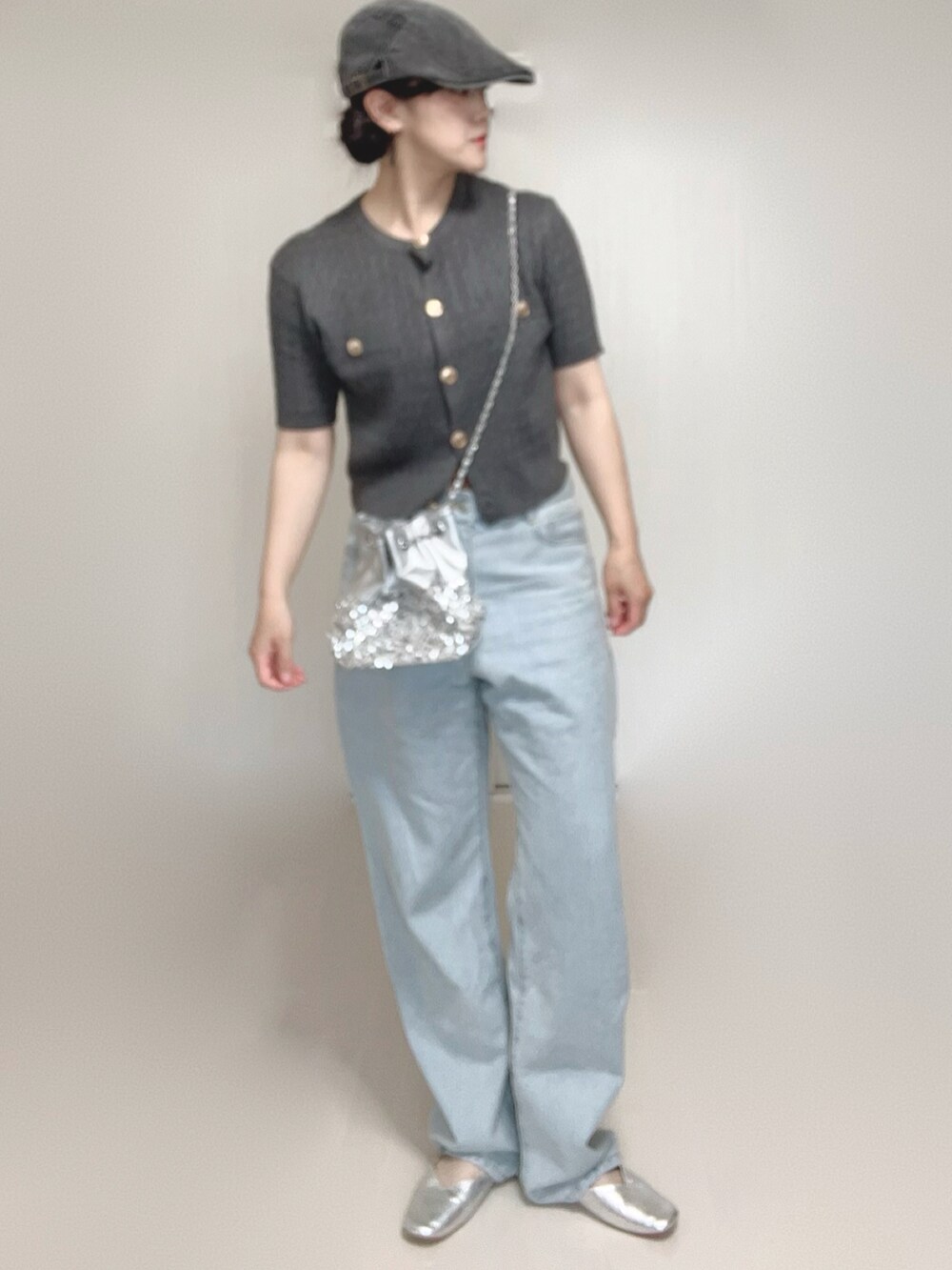 グレー系のカーディガン/ボレロ、シルバー系のパンプス、ブルー系のデニムパンツを着用したレディースの夏コーディネートの5枚目の写真