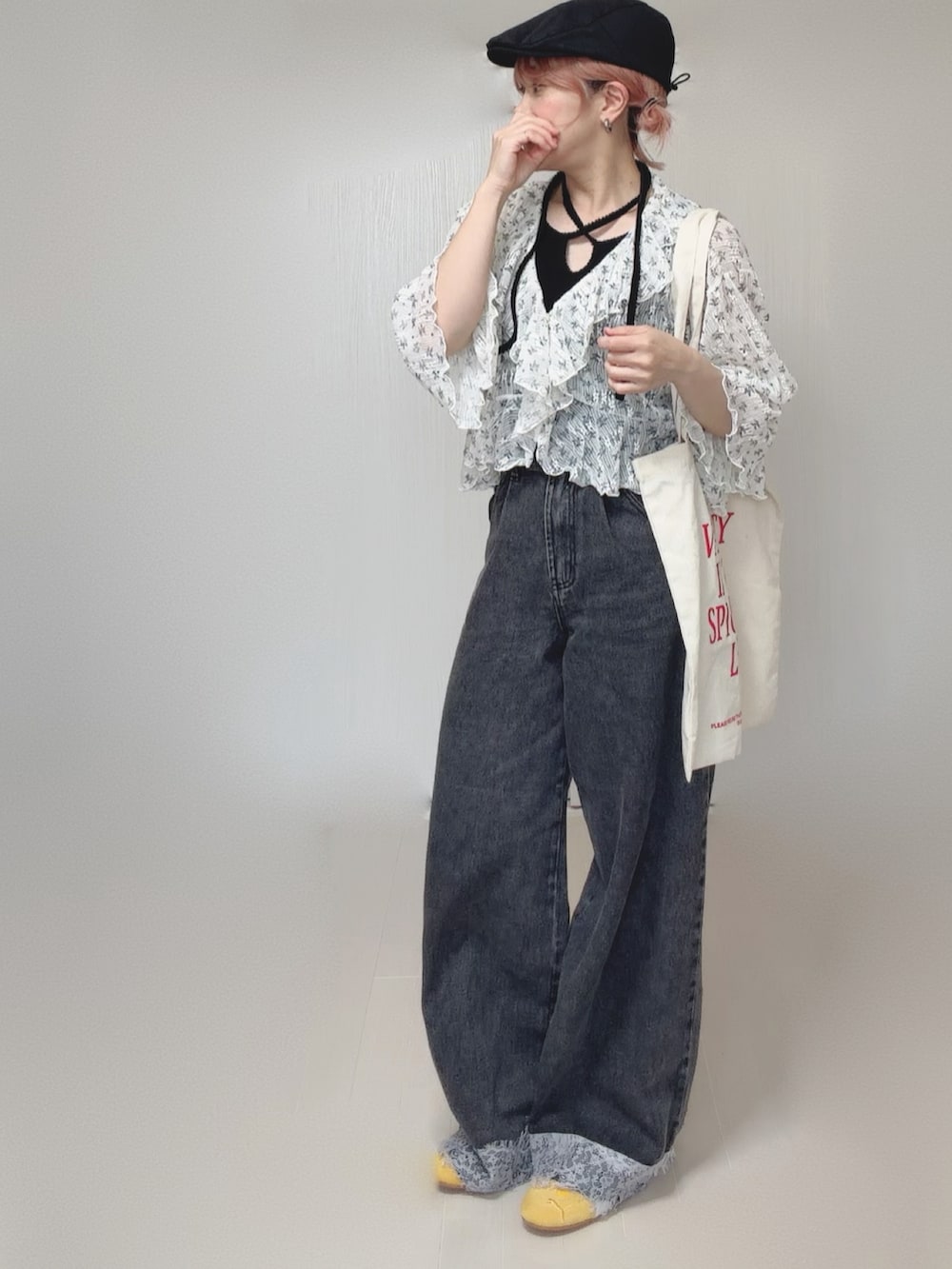 ホワイト系のカーディガン/ボレロ、ブラック系のタンクトップ、ブラック系のデニムパンツを着用したレディースの夏コーディネートの2枚目の写真