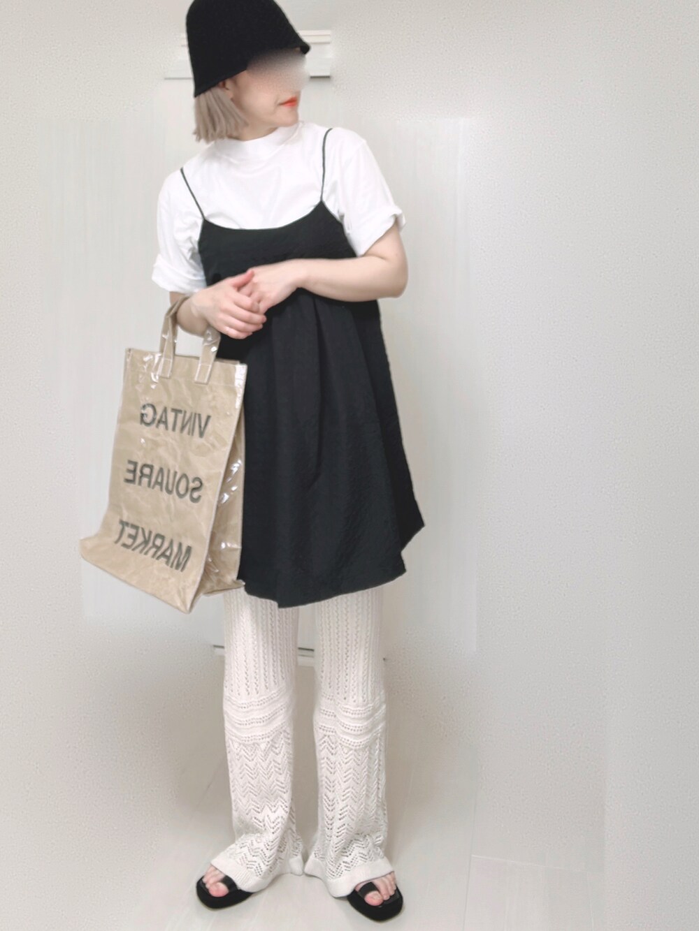 ブラック系のワンピース、グリーン系のトートバッグ、ホワイト系のその他パンツを着用したレディースの夏コーディネートの4枚目の写真