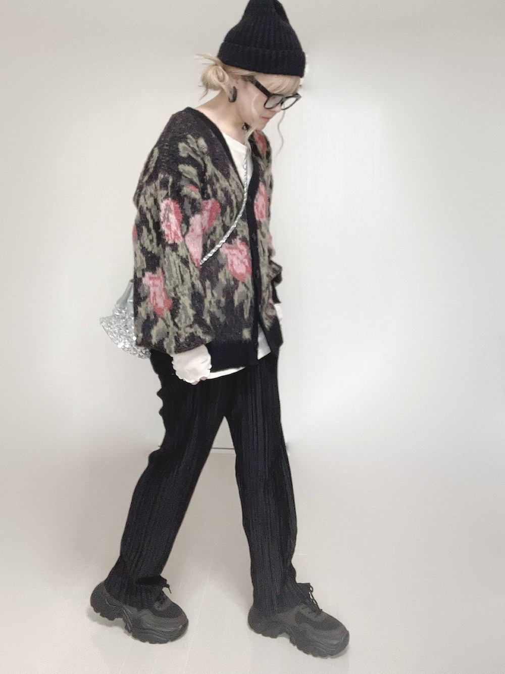 ブラック系のカーディガン/ボレロ、ホワイト系のTシャツ/カットソー、シルバー系のショルダーバッグを着用したレディースの冬コーディネートの4枚目の写真