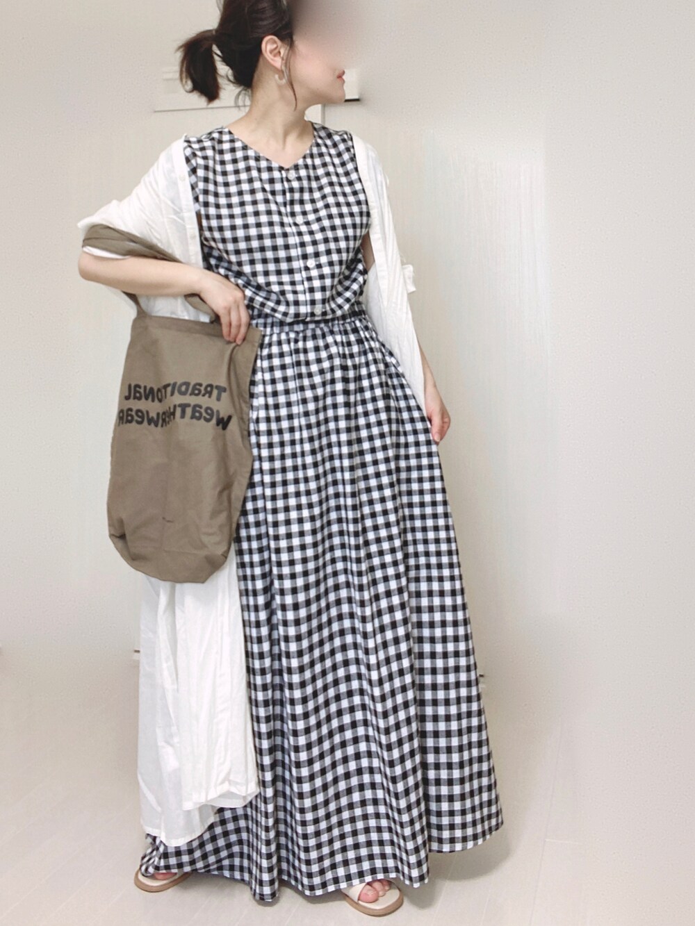 その他のワンピース、ホワイト系のシャツワンピース、ホワイト系のサンダルを着用したレディースの夏コーディネートの5枚目の写真