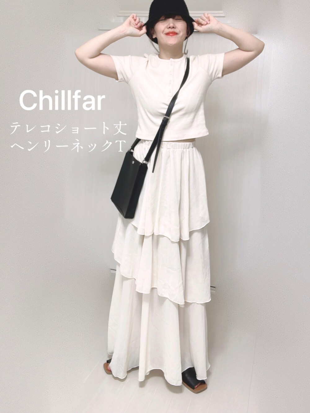 ホワイト系のTシャツ/カットソー、ブラック系のショルダーバッグ、ホワイト系のスカートを着用したレディースの夏コーディネートの5枚目の写真