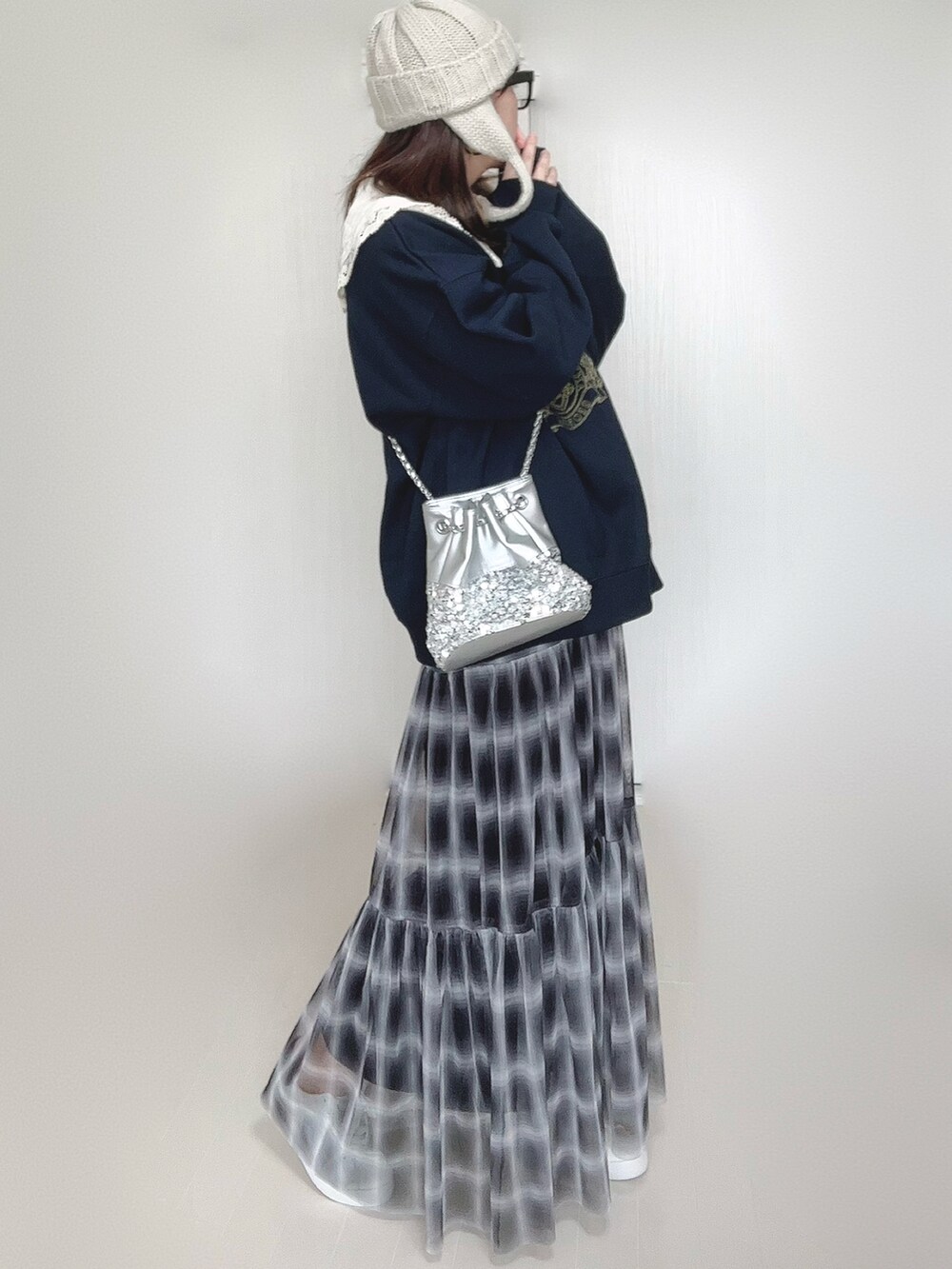 ブルー系のスウェット、ブラック系のスカート、ベージュ系のシャツ/ブラウスを着用したレディースの秋コーディネートの2枚目の写真