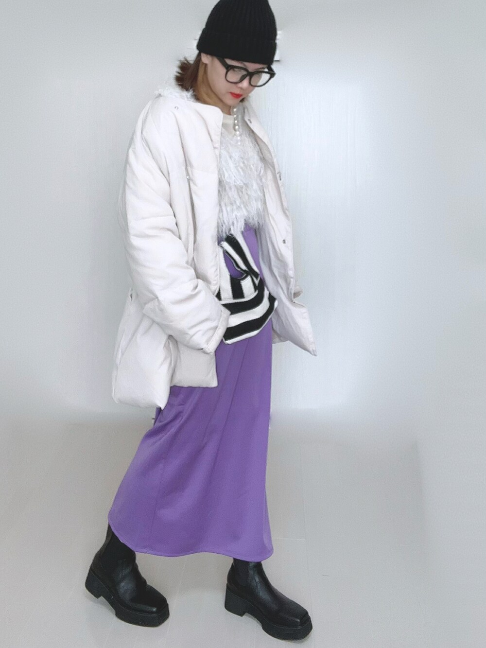 ホワイト系のTシャツ/カットソー、ホワイト系のベスト、ホワイト系のダウンジャケット/コートを着用したレディースの冬コーディネートの2枚目の写真