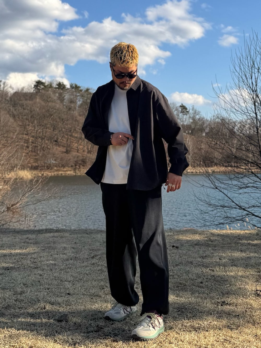 ブラック系のシャツ/ブラウス、ブラック系のメガネを着用したメンズの春コーディネートの3枚目の写真