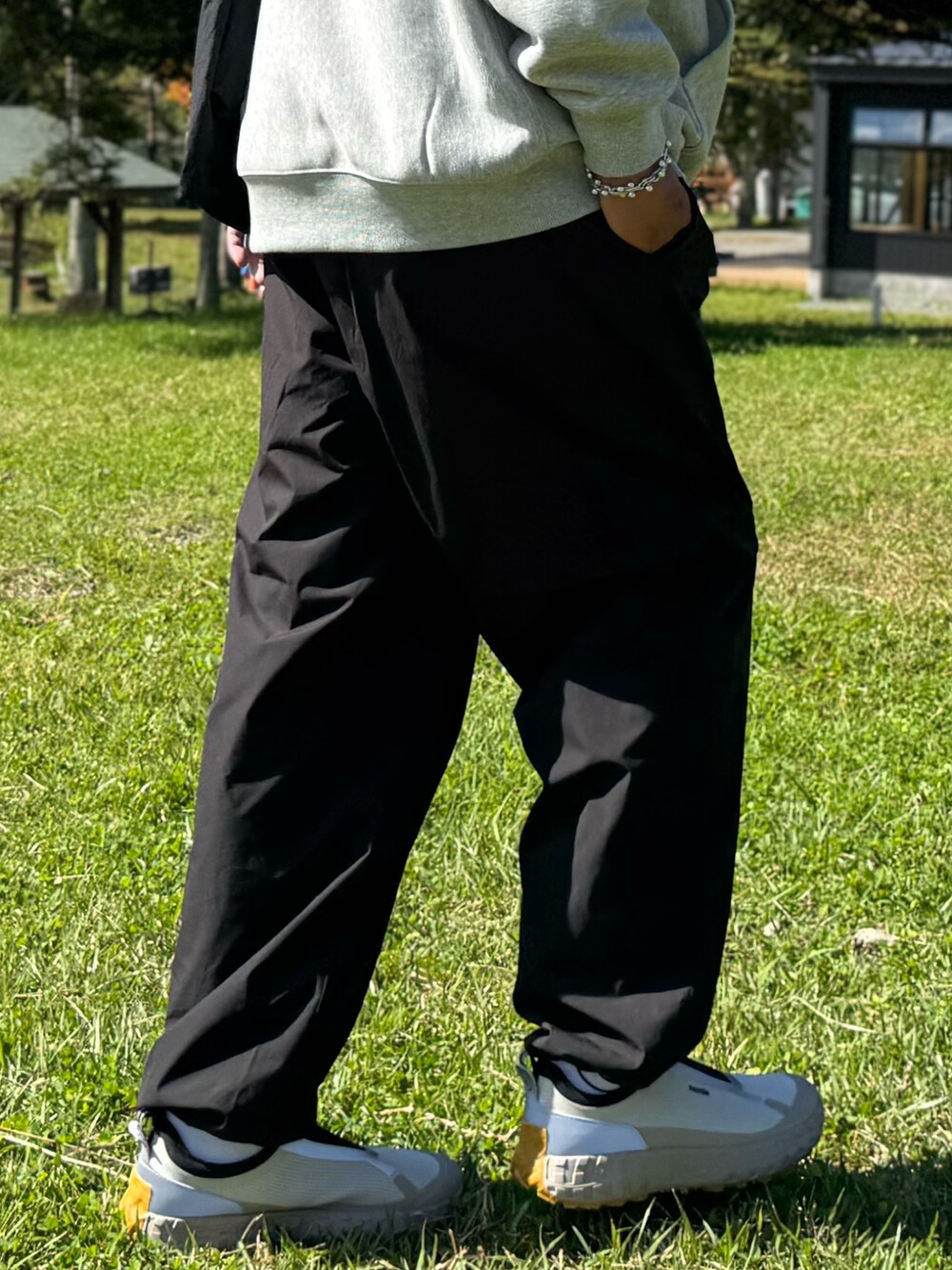 グレー系のスウェット、ブラック系のショルダーバッグ、ブラック系のその他パンツを着用したメンズの秋コーディネートの4枚目の写真