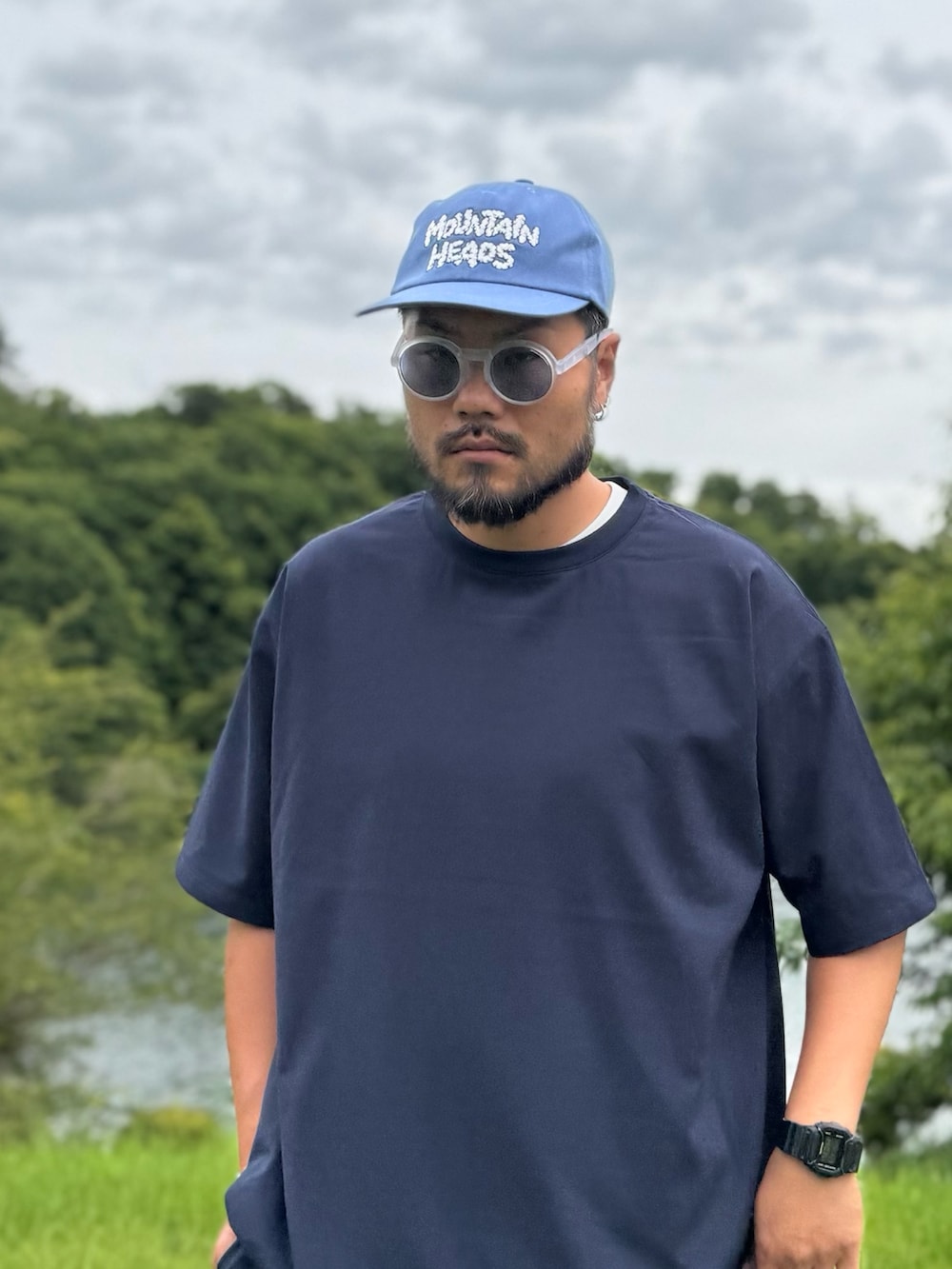 ブルー系のTシャツ/カットソー、ブルー系のその他パンツ、ブルー系のキャップを着用したメンズの夏コーディネートの4枚目の写真