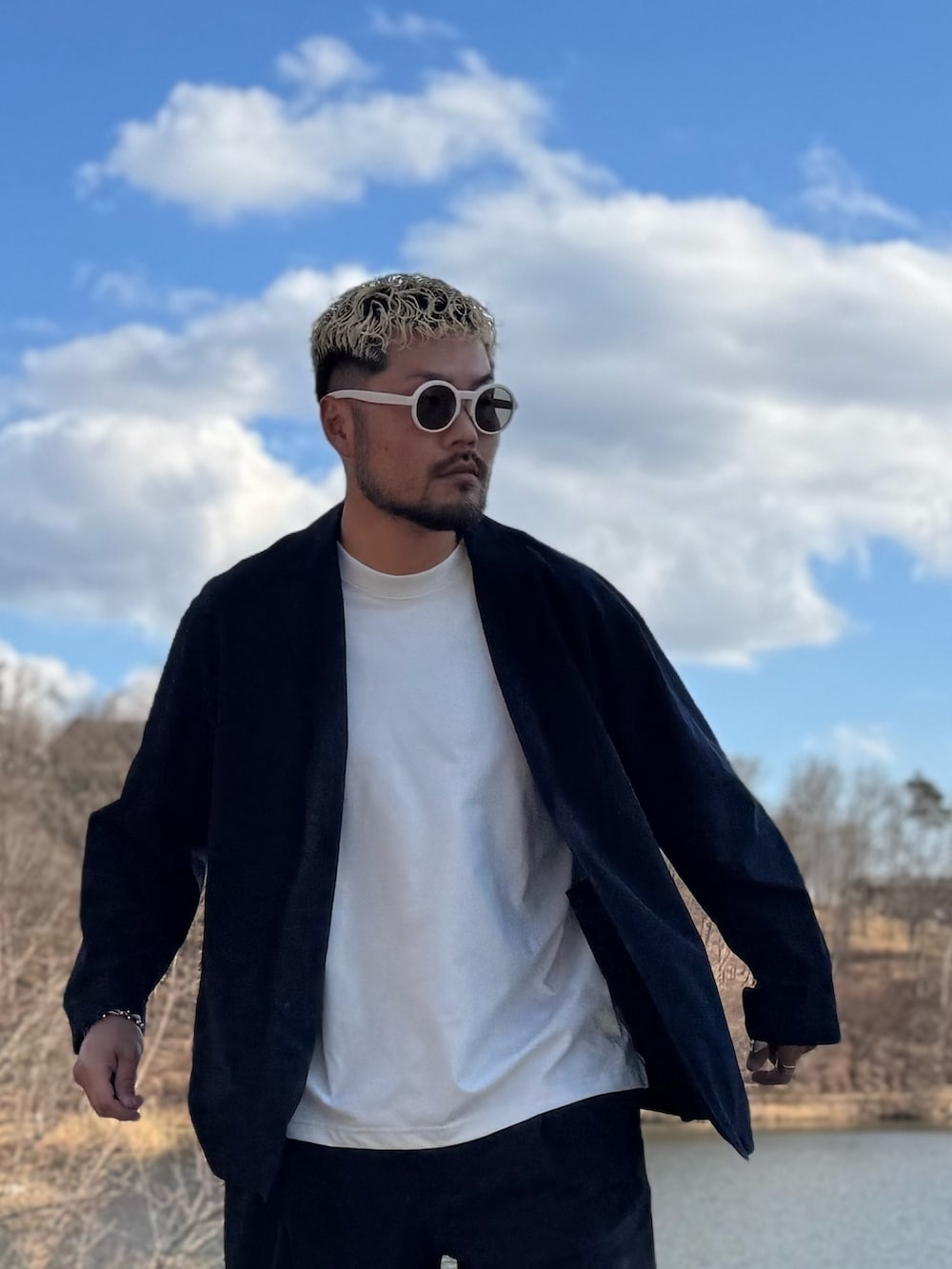 ブルー系のその他アウター、ブルー系のその他パンツ、ホワイト系のメガネを着用したメンズの春コーディネートの4枚目の写真