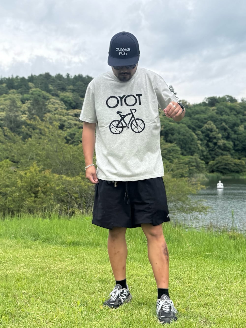 グレー系のTシャツ/カットソー、ブラック系のその他パンツ、ブルー系のキャップを着用したメンズの夏コーディネートの3枚目の写真