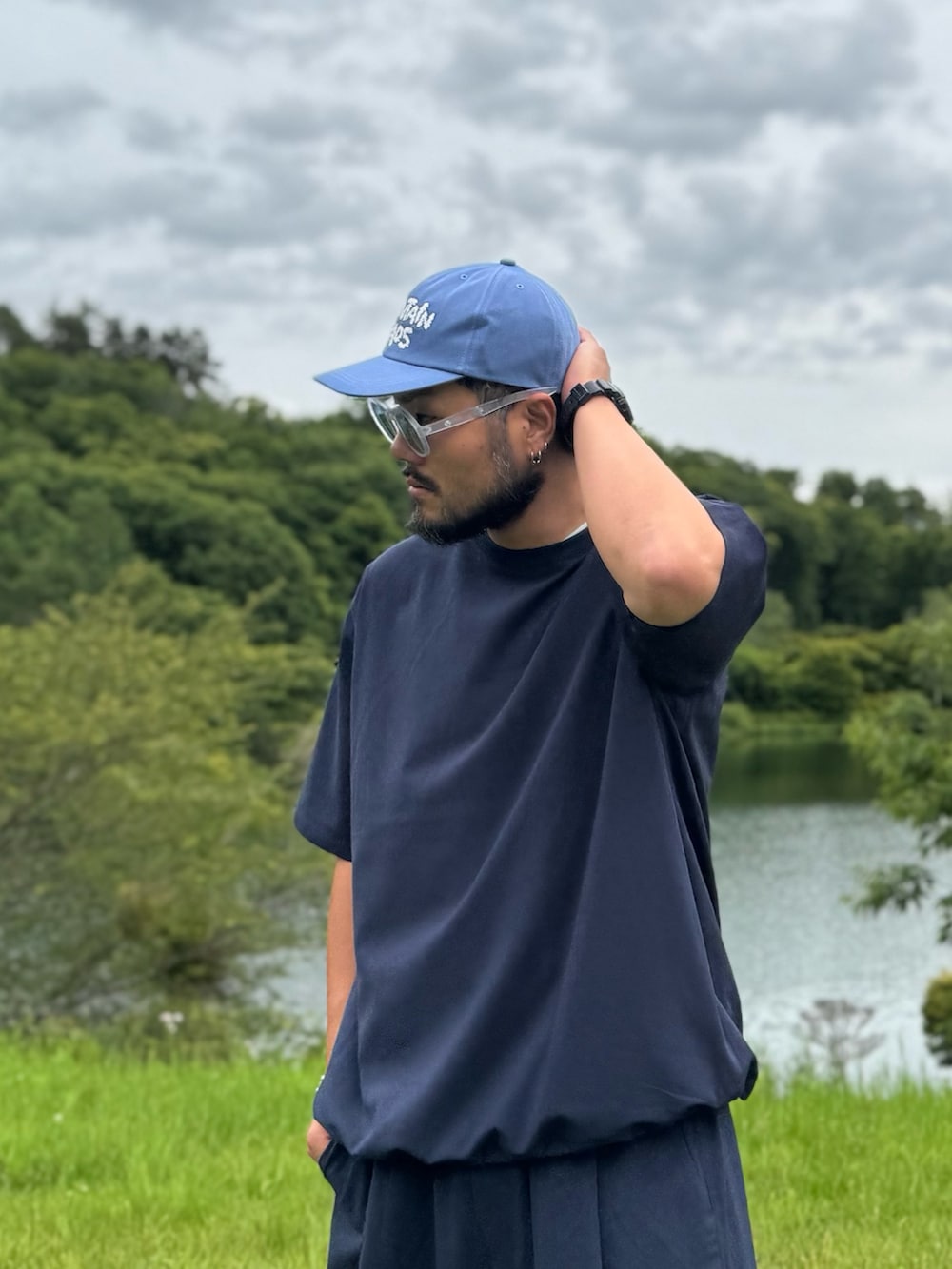 ブルー系のTシャツ/カットソー、ブルー系のその他パンツ、ブルー系のキャップを着用したメンズの夏コーディネートの3枚目の写真