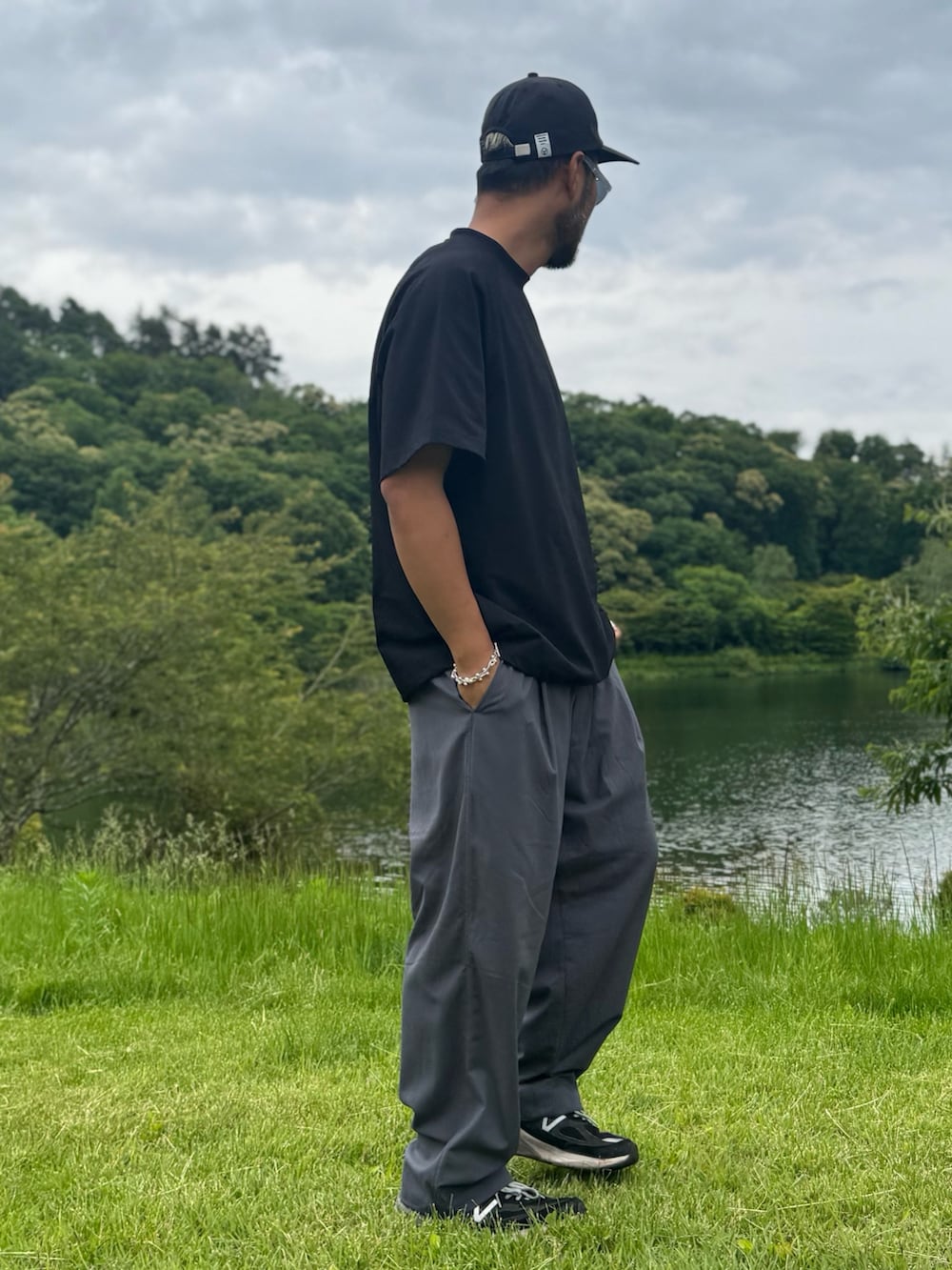 ブラック系のTシャツ/カットソー、グレー系のその他パンツ、ブラック系のキャップを着用したメンズの夏コーディネートの2枚目の写真