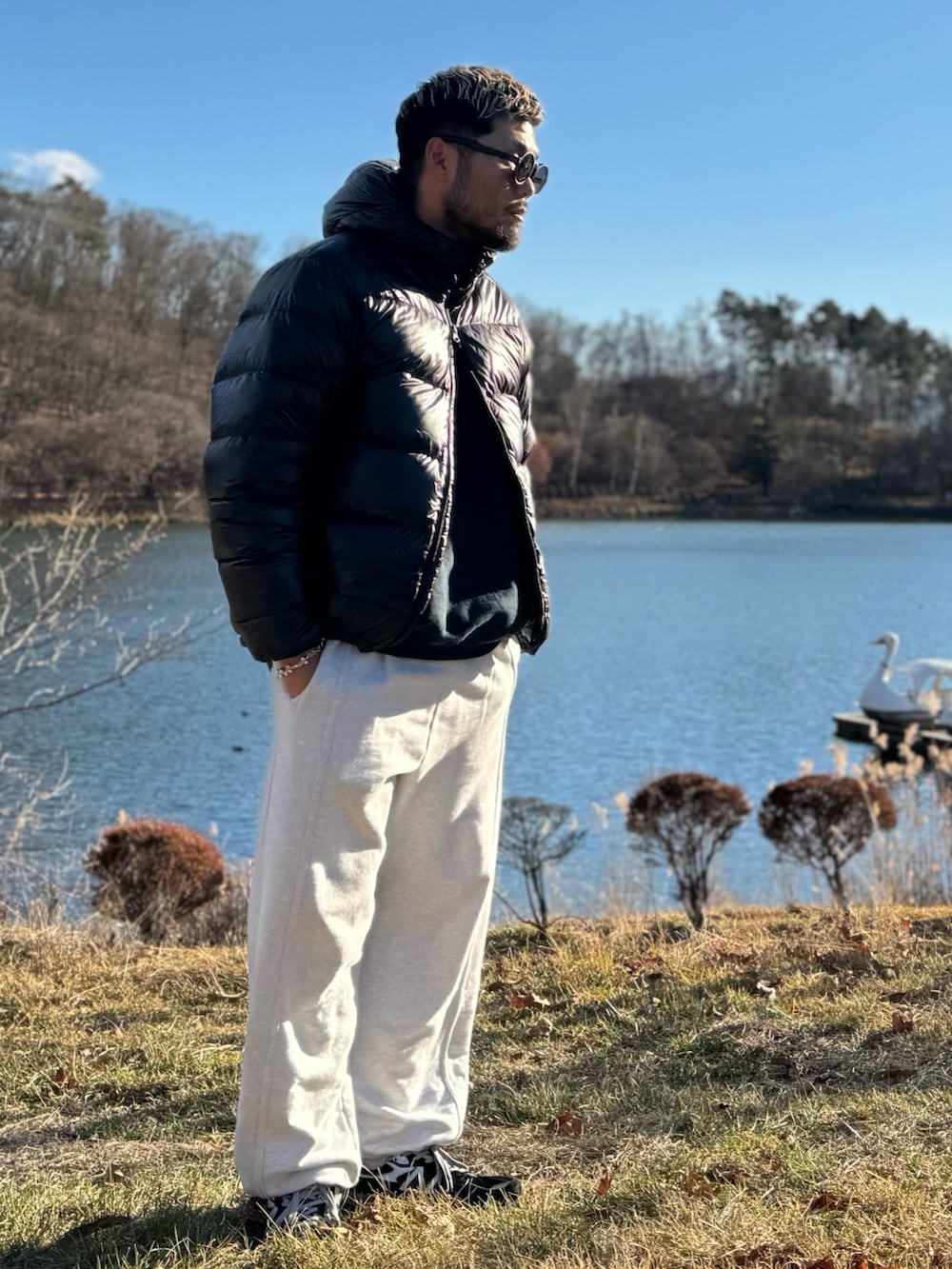 ブラック系のダウンジャケット/コート、ブラック系のメガネを着用したメンズの冬コーディネートの3枚目の写真