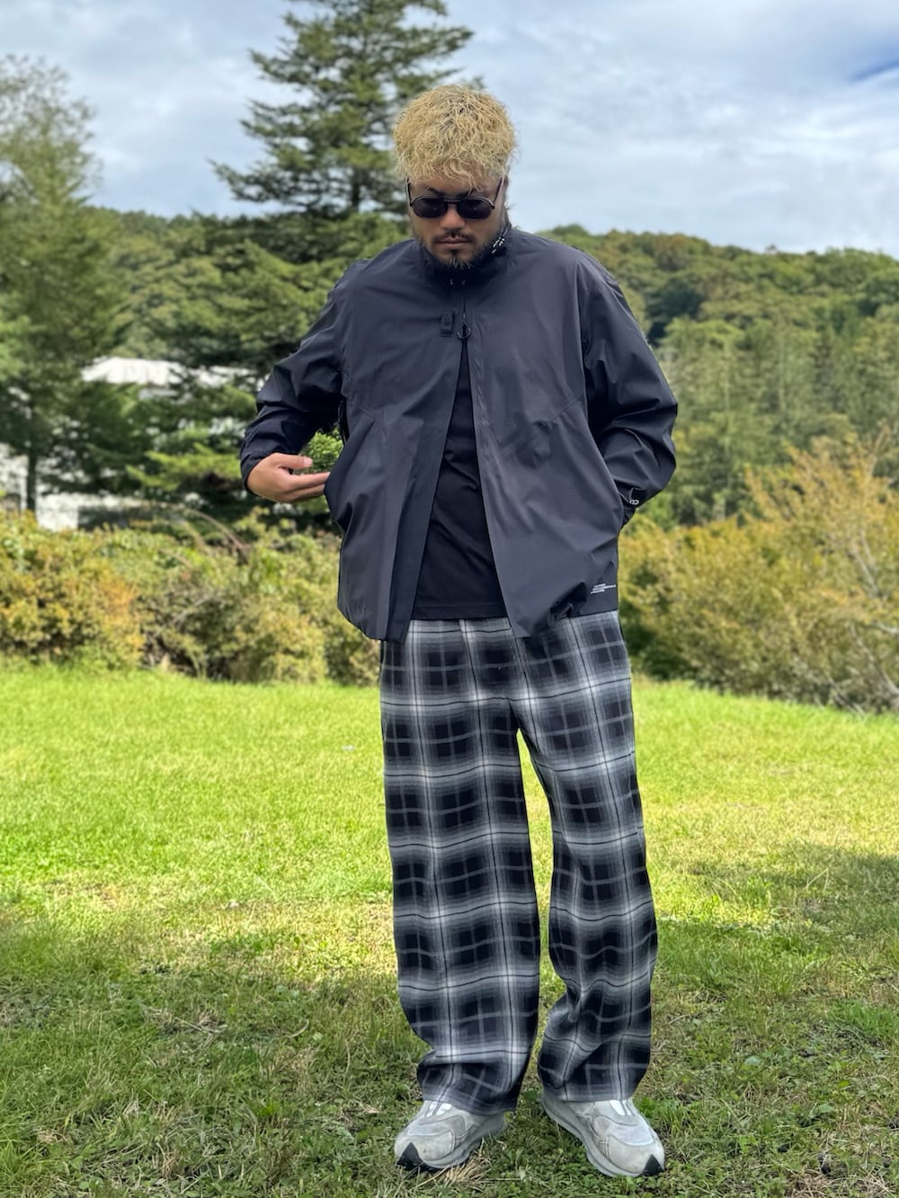 ブラック系のブルゾン、ブラック系のその他パンツ、ブラック系のメガネを着用したメンズの秋コーディネートの2枚目の写真