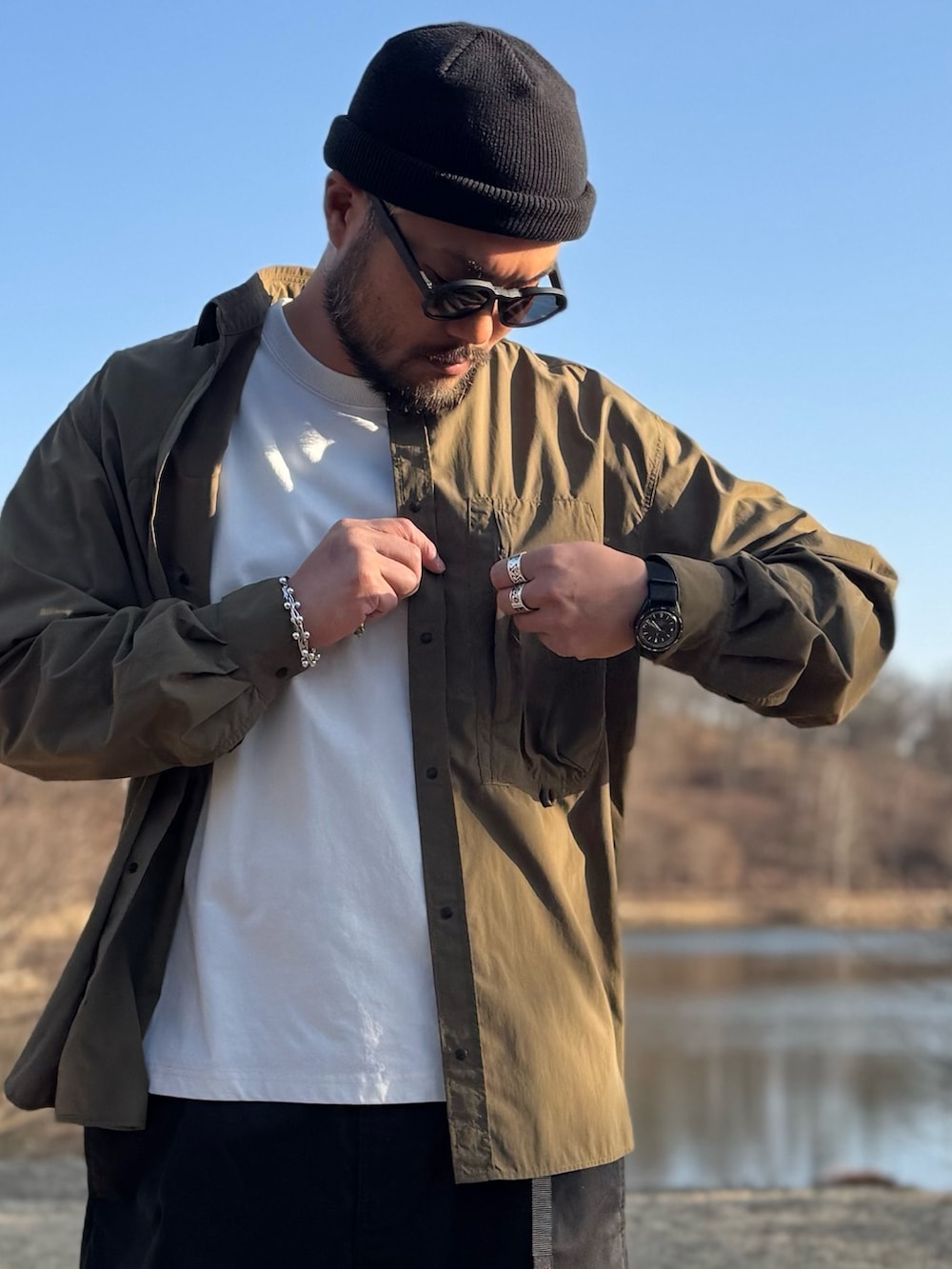 グリーン系のシャツ/ブラウス、ブラック系のその他パンツ、ブラック系のメガネを着用したメンズの春コーディネートの3枚目の写真