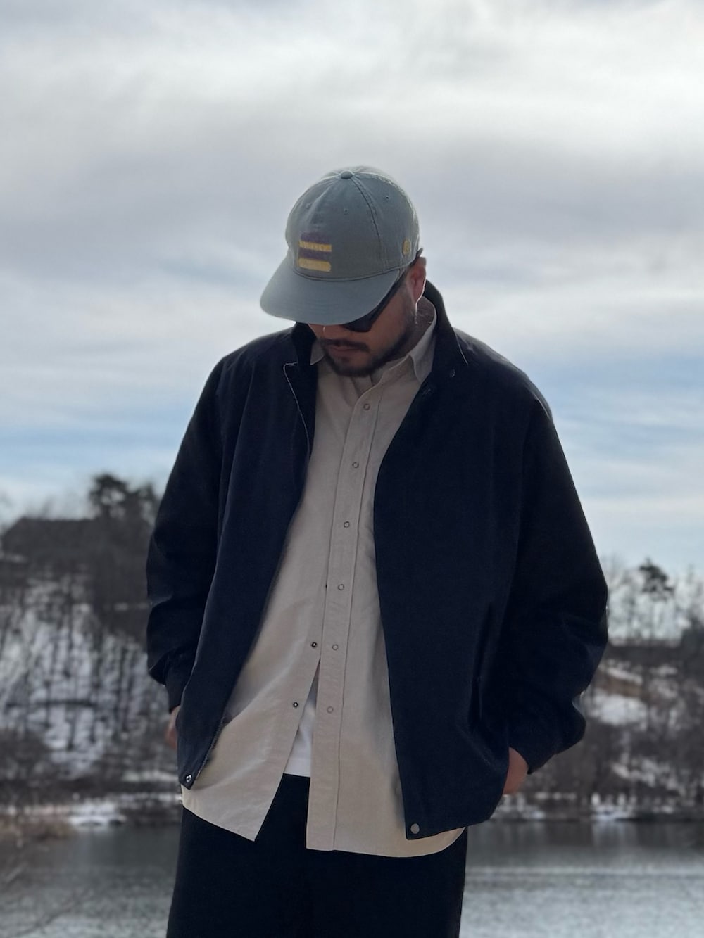 ブルー系のブルゾン、グリーン系のメガネを着用したメンズの冬コーディネートの3枚目の写真