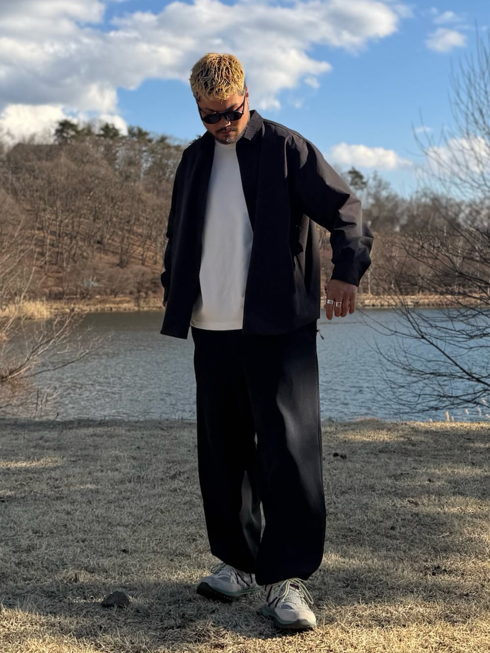 ブラック系のシャツ/ブラウス、ブラック系のメガネを着用したメンズの春コーディネートの2枚目の写真