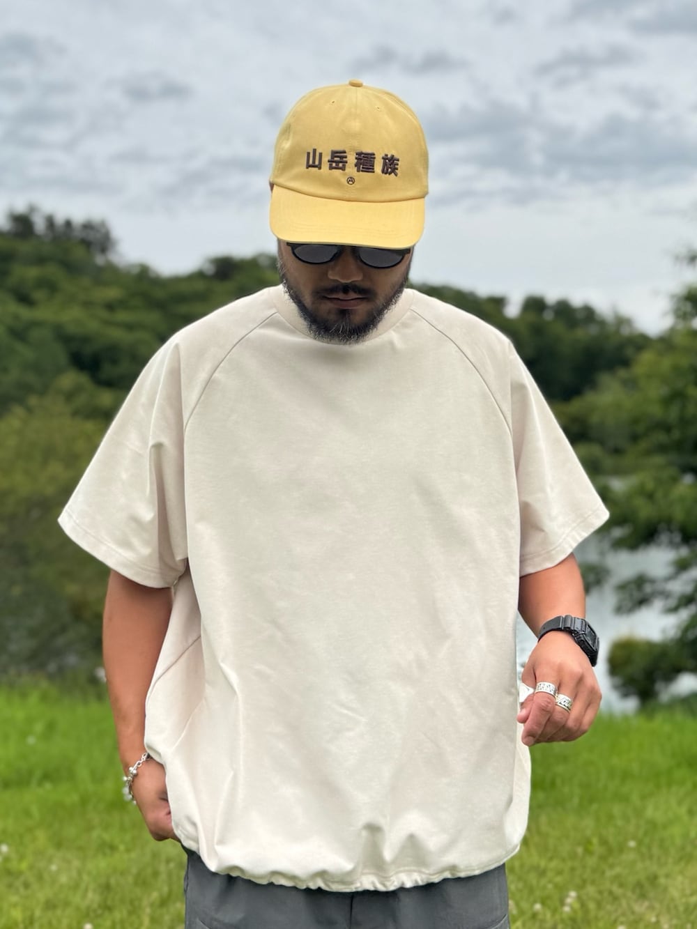 ホワイト系のTシャツ/カットソー、グレー系のその他パンツ、イエロー系のキャップを着用したメンズの夏コーディネートの3枚目の写真