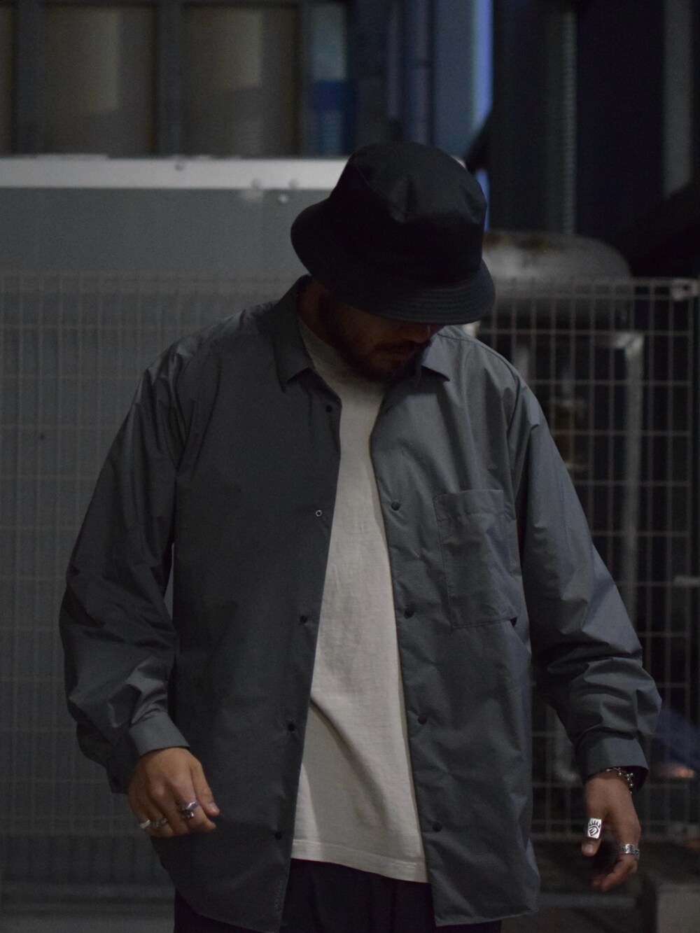 グレー系のシャツ/ブラウス、ホワイト系のTシャツ/カットソー、ブラック系のパンツを着用したメンズの春コーディネートの4枚目の写真