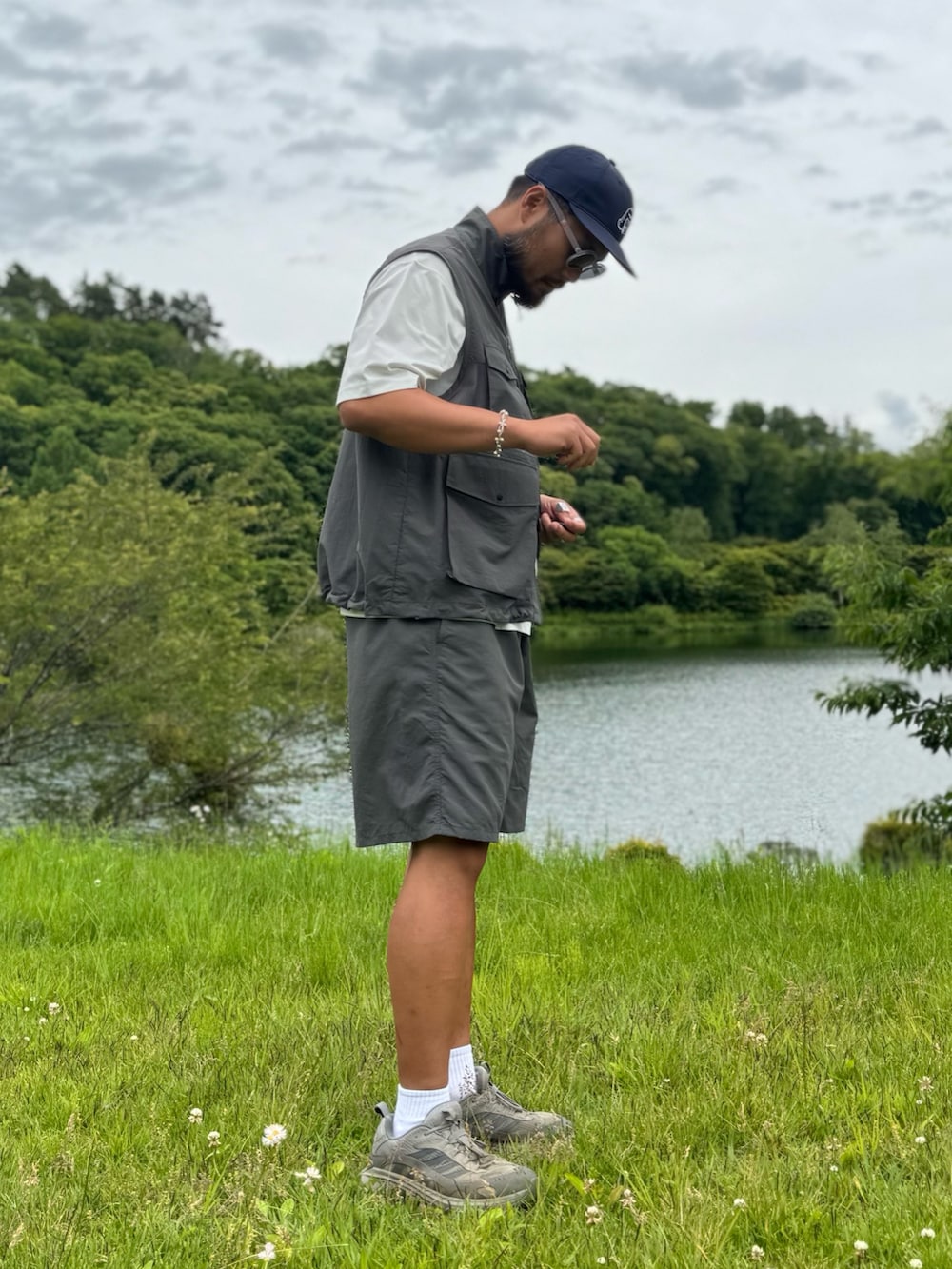 グレー系のその他アウター、グレー系のその他パンツ、ブルー系のキャップを着用したメンズの夏コーディネートの3枚目の写真