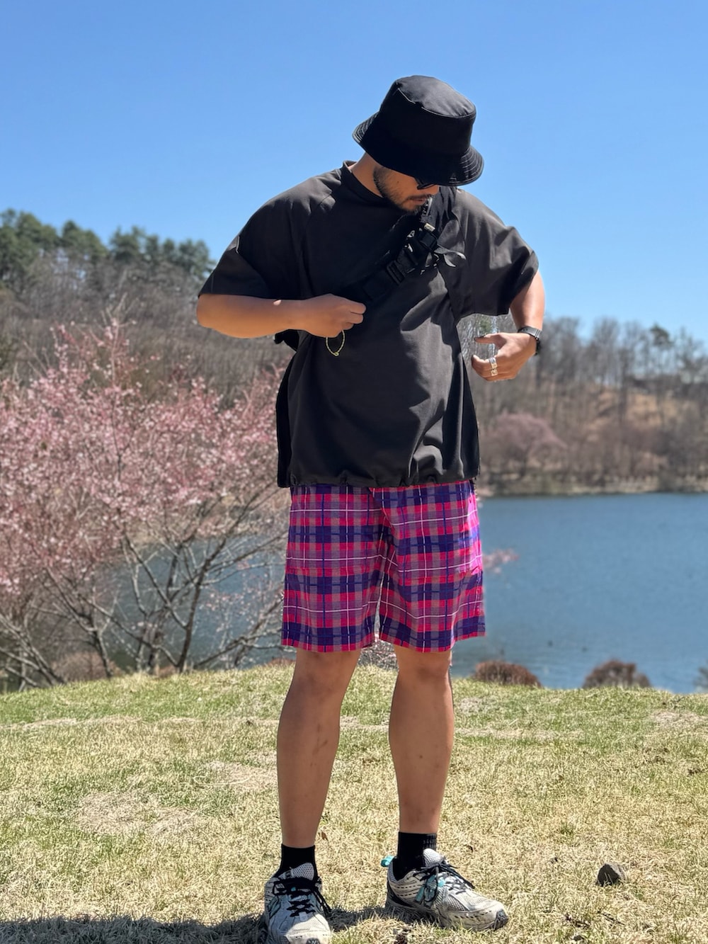 ピンク系のその他パンツ、グレー系のTシャツ/カットソー、ブラック系のメッセンジャーバッグを着用したメンズの春コーディネートの5枚目の写真