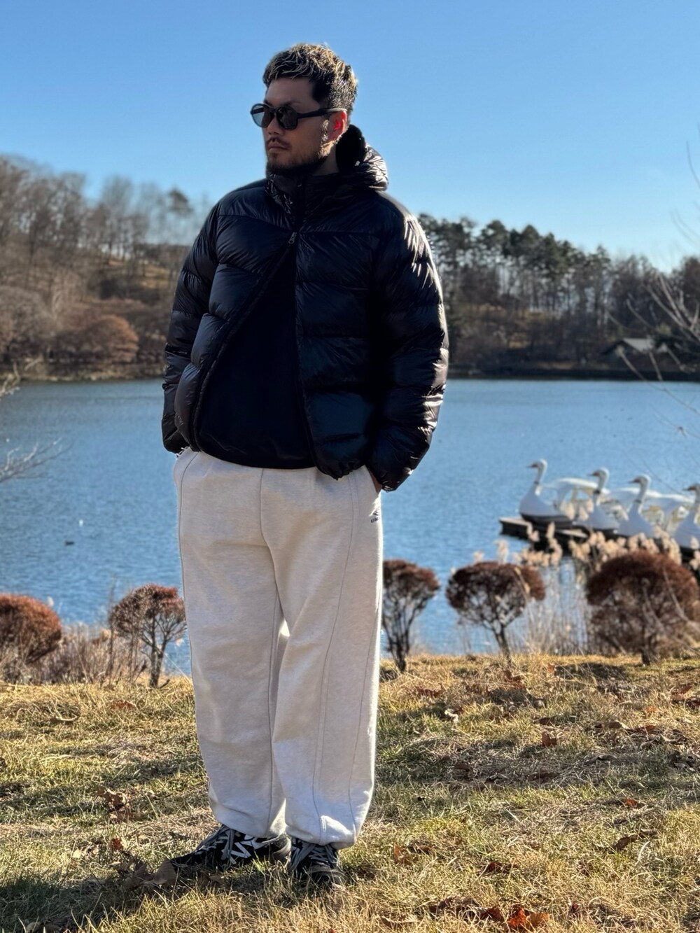 ブラック系のダウンジャケット/コート、ブラック系のメガネを着用したメンズの冬コーディネートの2枚目の写真