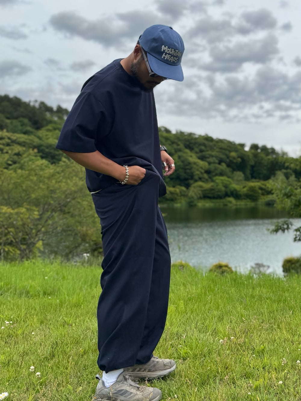 ブルー系のTシャツ/カットソー、ブルー系のその他パンツ、ブルー系のキャップを着用したメンズの夏コーディネートの2枚目の写真