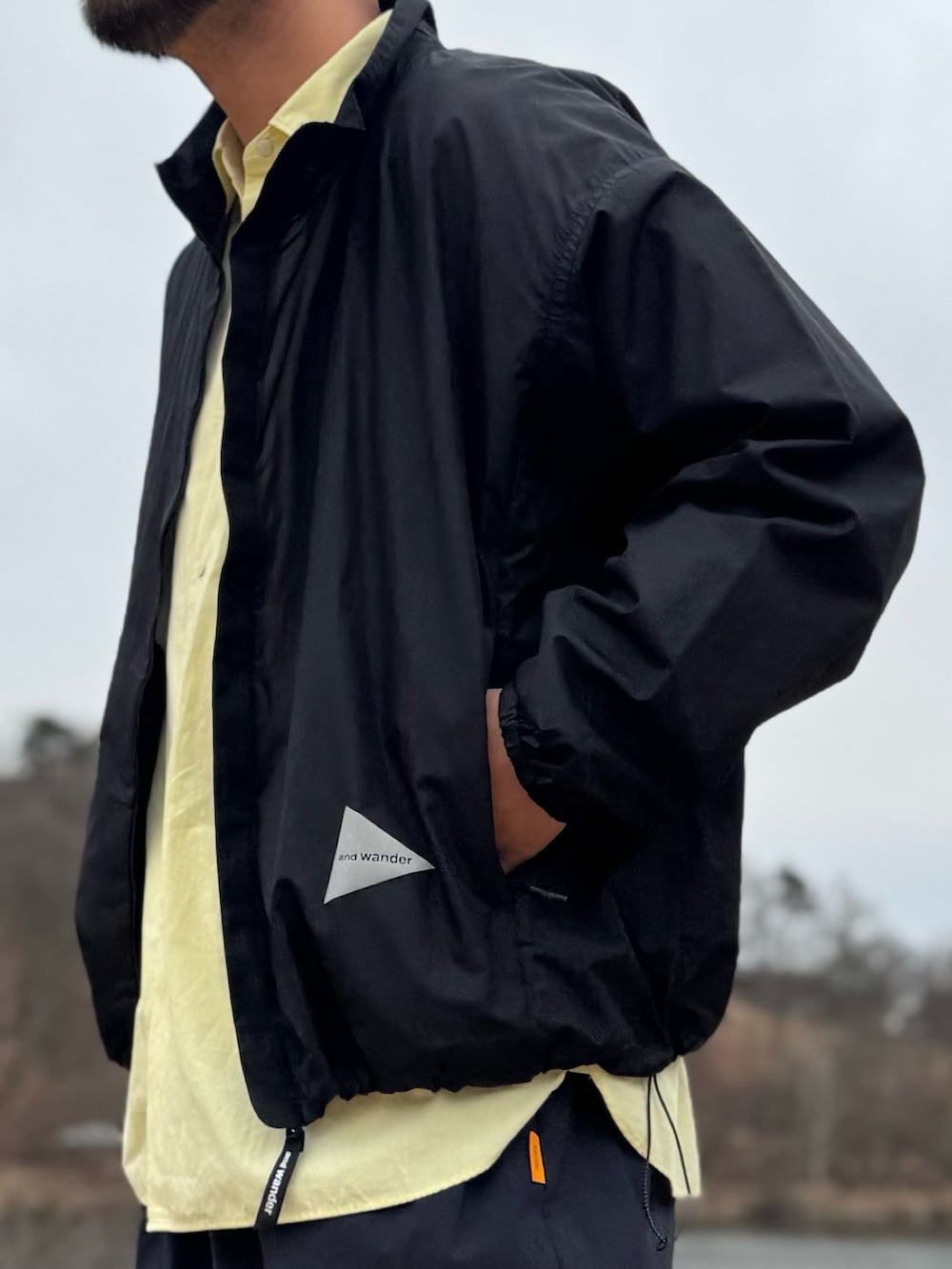 ブラック系のテーラードジャケット、ブラック系のメガネを着用したメンズの春コーディネートの3枚目の写真