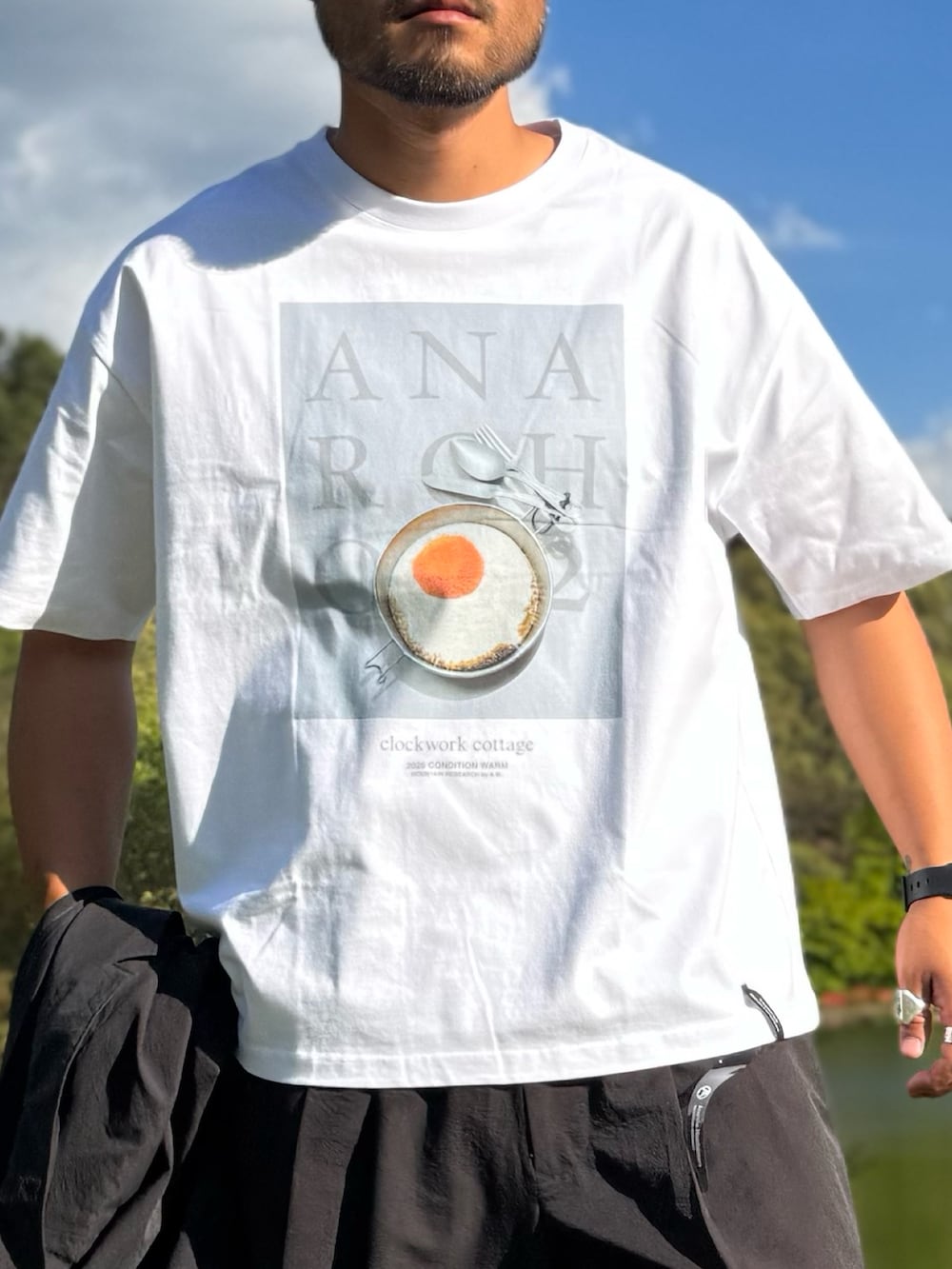 ブラック系のその他アウター、ホワイト系のTシャツ/カットソー、ブラック系のその他パンツを着用したメンズの春コーディネートの3枚目の写真