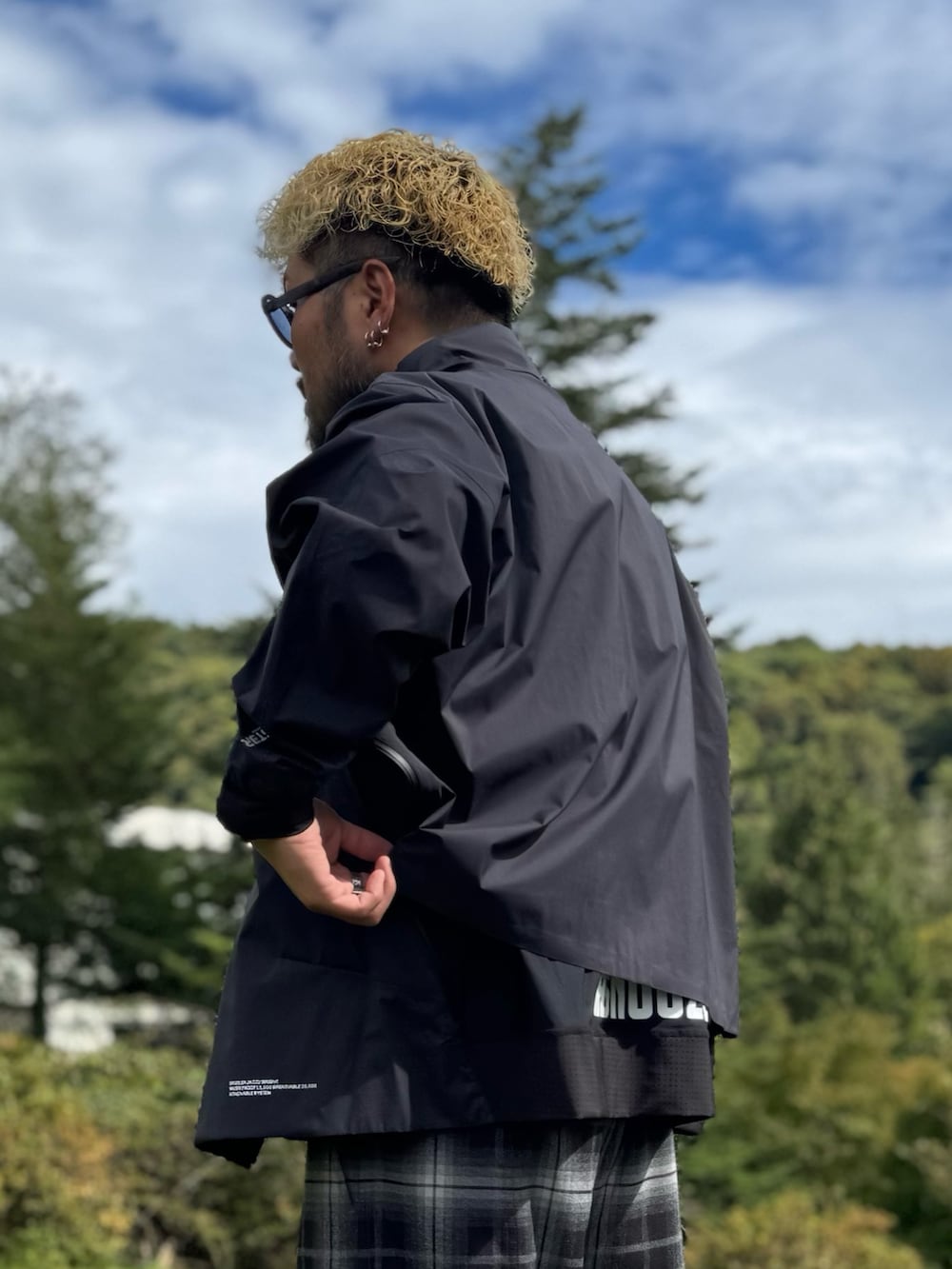 ブラック系のブルゾン、ブラック系のその他パンツ、ブラック系のメガネを着用したメンズの秋コーディネートの5枚目の写真