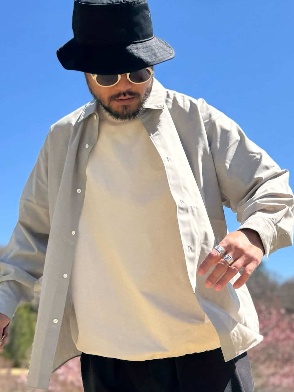 ホワイト系のTシャツ/カットソー、ブラック系のその他パンツ、ベージュ系のトップスを着用したメンズの春コーディネートの4枚目の写真