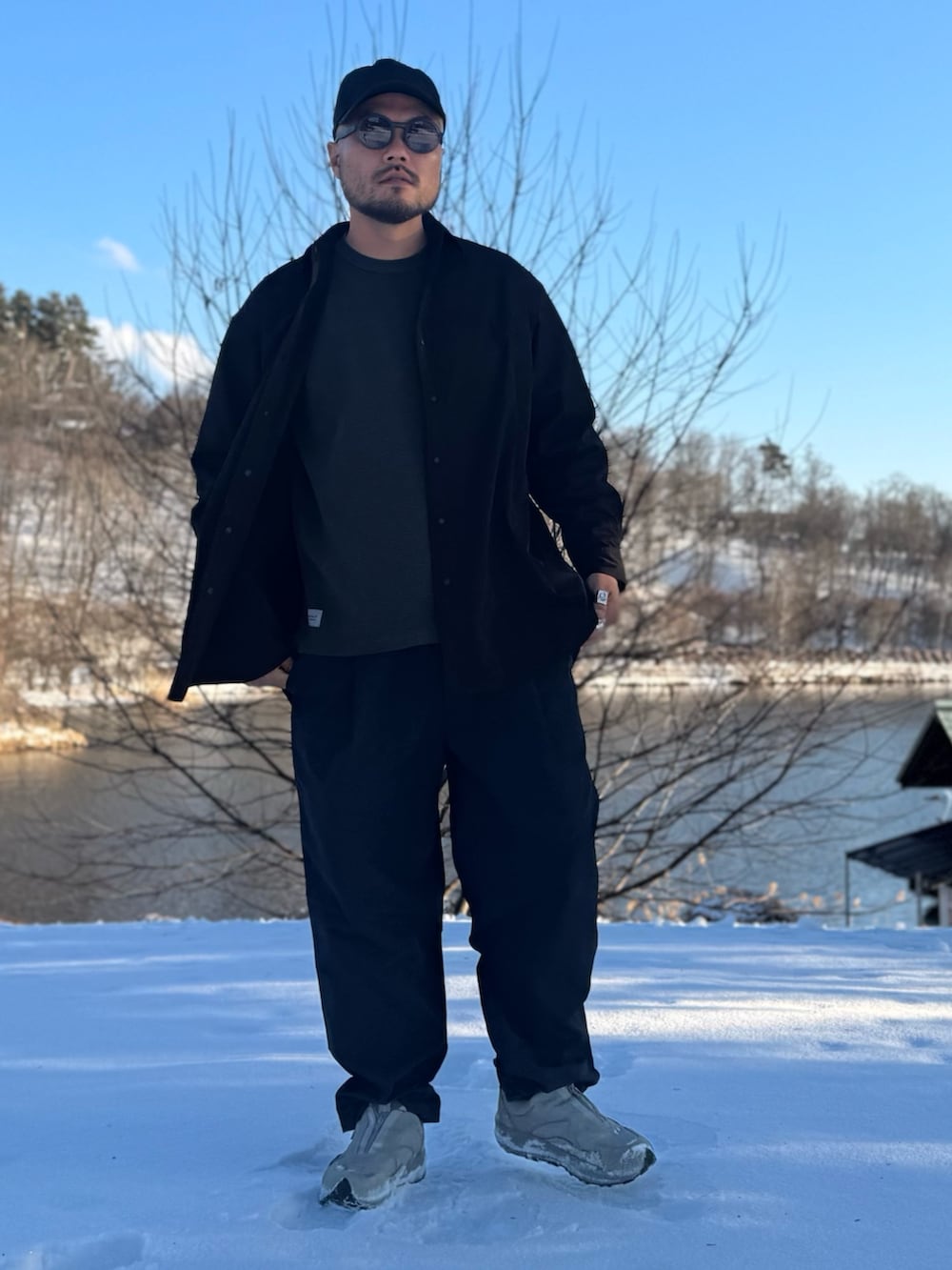 ブルー系のシャツ/ブラウス、グレー系のその他パンツ、ブラック系のキャップを着用したメンズの冬コーディネートの3枚目の写真