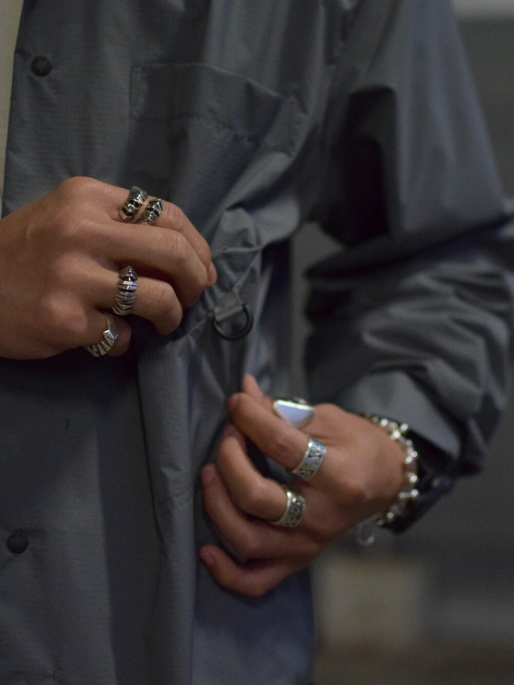 グレー系のシャツ/ブラウス、ホワイト系のTシャツ/カットソー、ブラック系のパンツを着用したメンズの春コーディネートの3枚目の写真