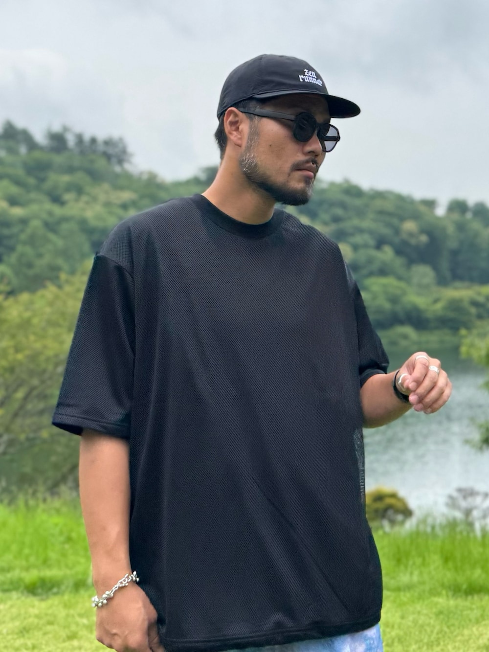 ブラック系のTシャツ/カットソー、パープル系のその他パンツ、ブラック系のキャップを着用したメンズの夏コーディネートの3枚目の写真