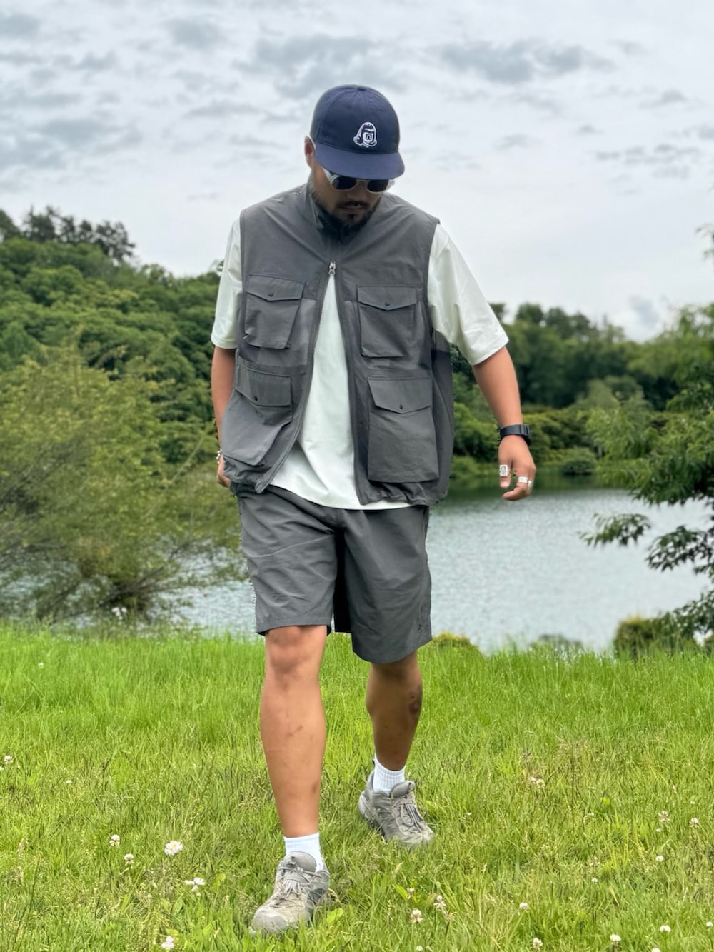 グレー系のその他アウター、グレー系のその他パンツ、ブルー系のキャップを着用したメンズの夏コーディネートの2枚目の写真