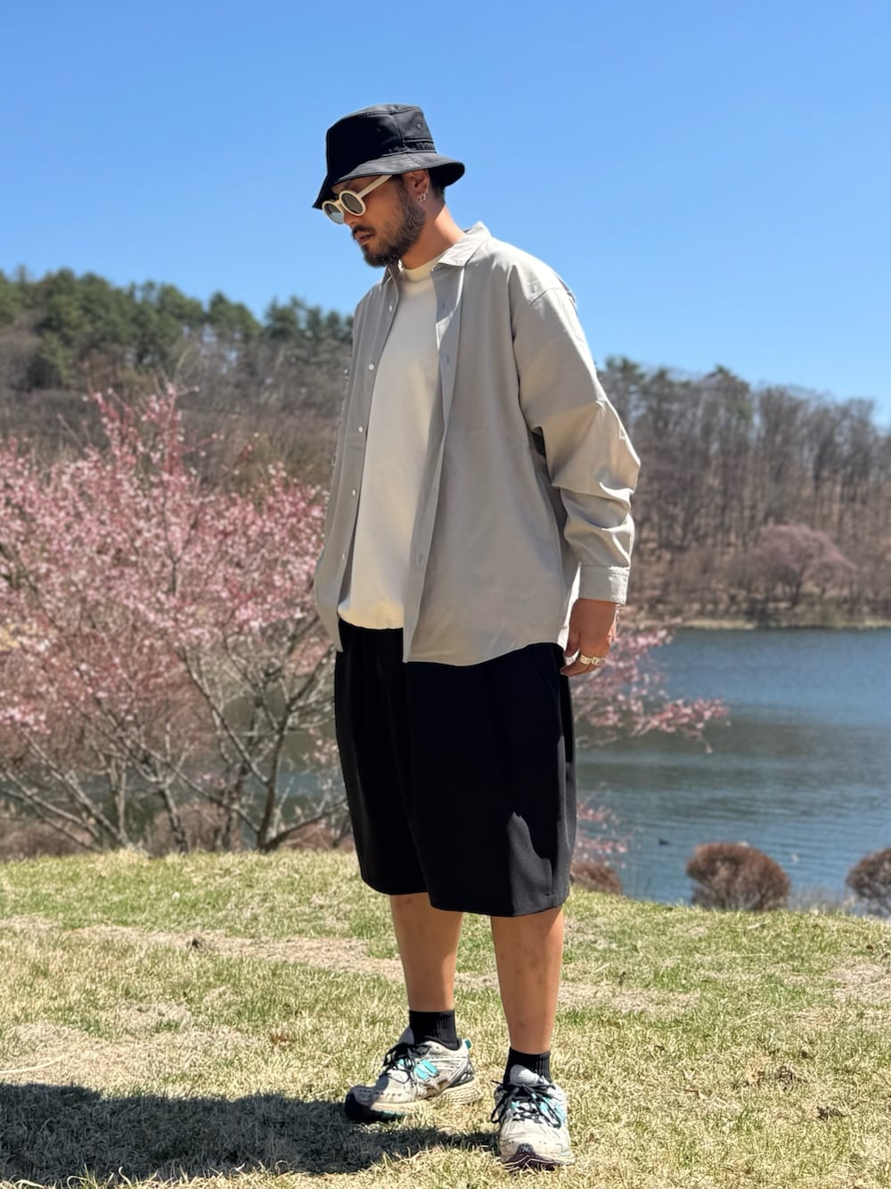 ホワイト系のTシャツ/カットソー、ブラック系のその他パンツ、ベージュ系のトップスを着用したメンズの春コーディネートの3枚目の写真