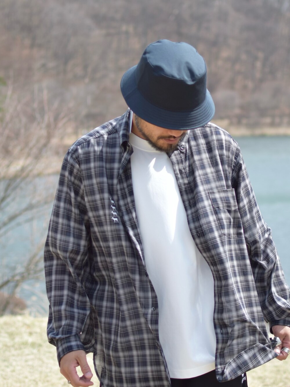ホワイト系のTシャツ/カットソー、その他のシャツ/ブラウス、ブラック系のスニーカーを着用したメンズの春コーディネートの3枚目の写真