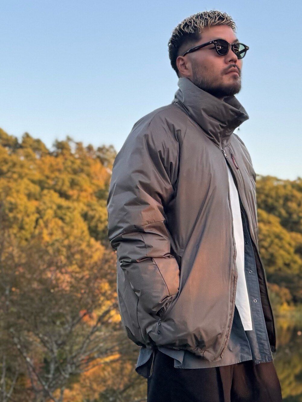 グレー系のその他アウター、ブラック系のその他パンツ、ホワイト系のスニーカーを着用したメンズの秋コーディネートの2枚目の写真