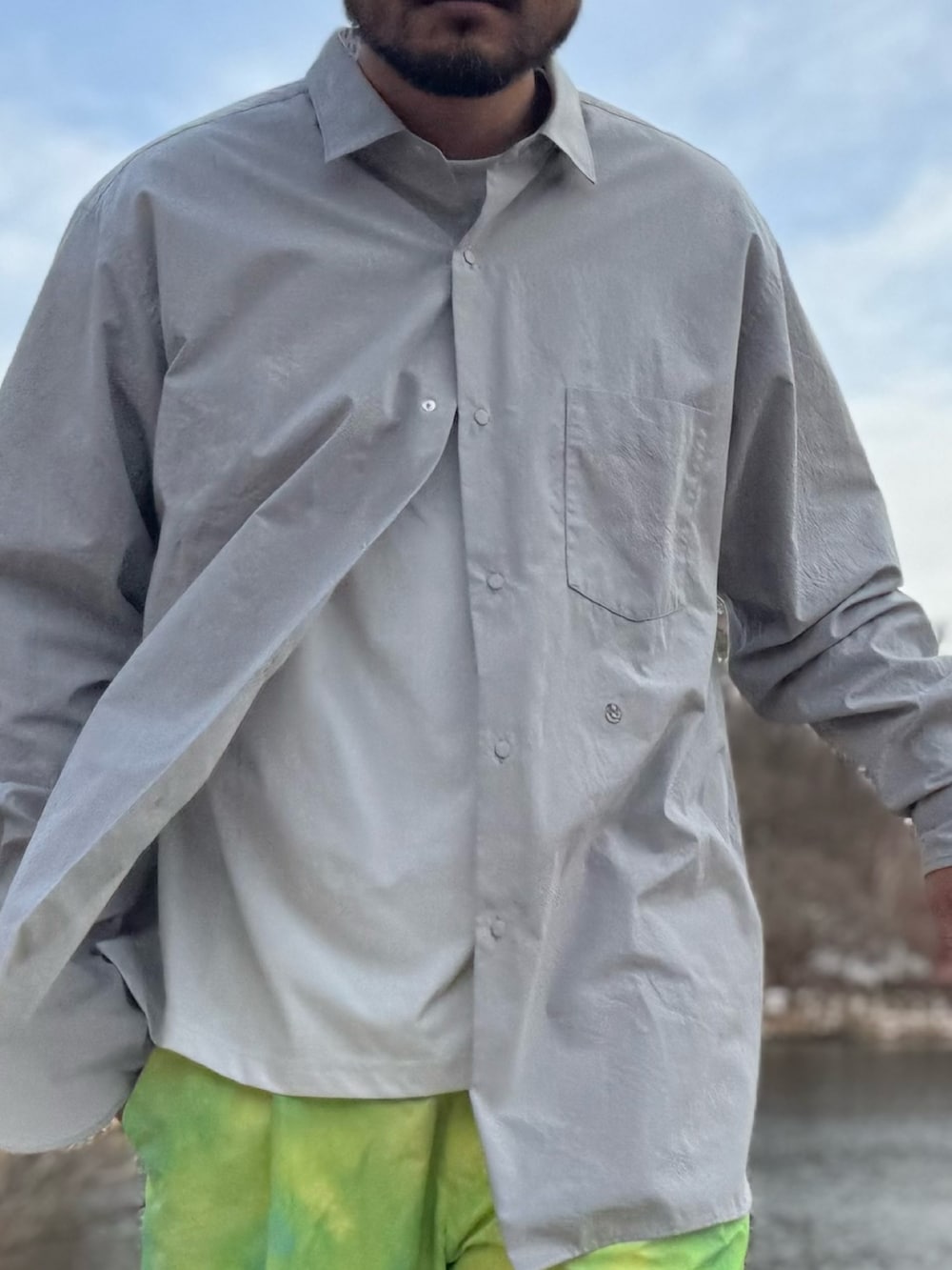 グリーン系のその他パンツ、グレー系のシャツ/ブラウス、グレー系のハットを着用したメンズの冬コーディネートの4枚目の写真