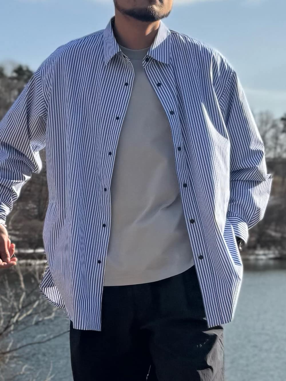 ブルー系のシャツ/ブラウス、ブルー系のその他パンツ、ブルー系のメガネを着用したメンズの冬コーディネートの3枚目の写真