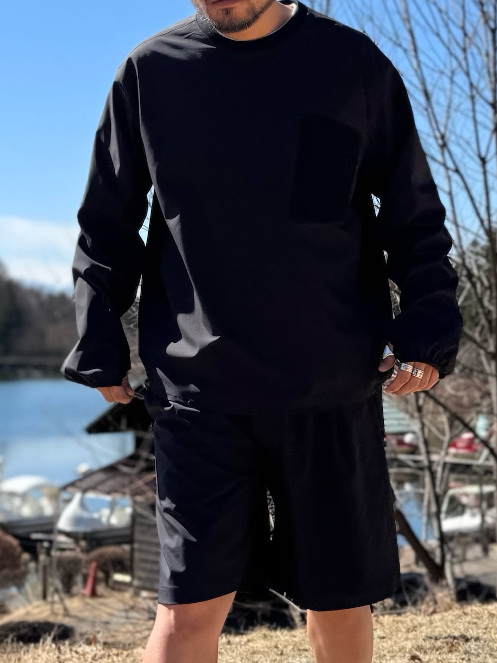 ブラック系のシャツ/ブラウス、ブラック系のその他パンツ、ブラック系のメガネを着用したメンズの春コーディネートの4枚目の写真