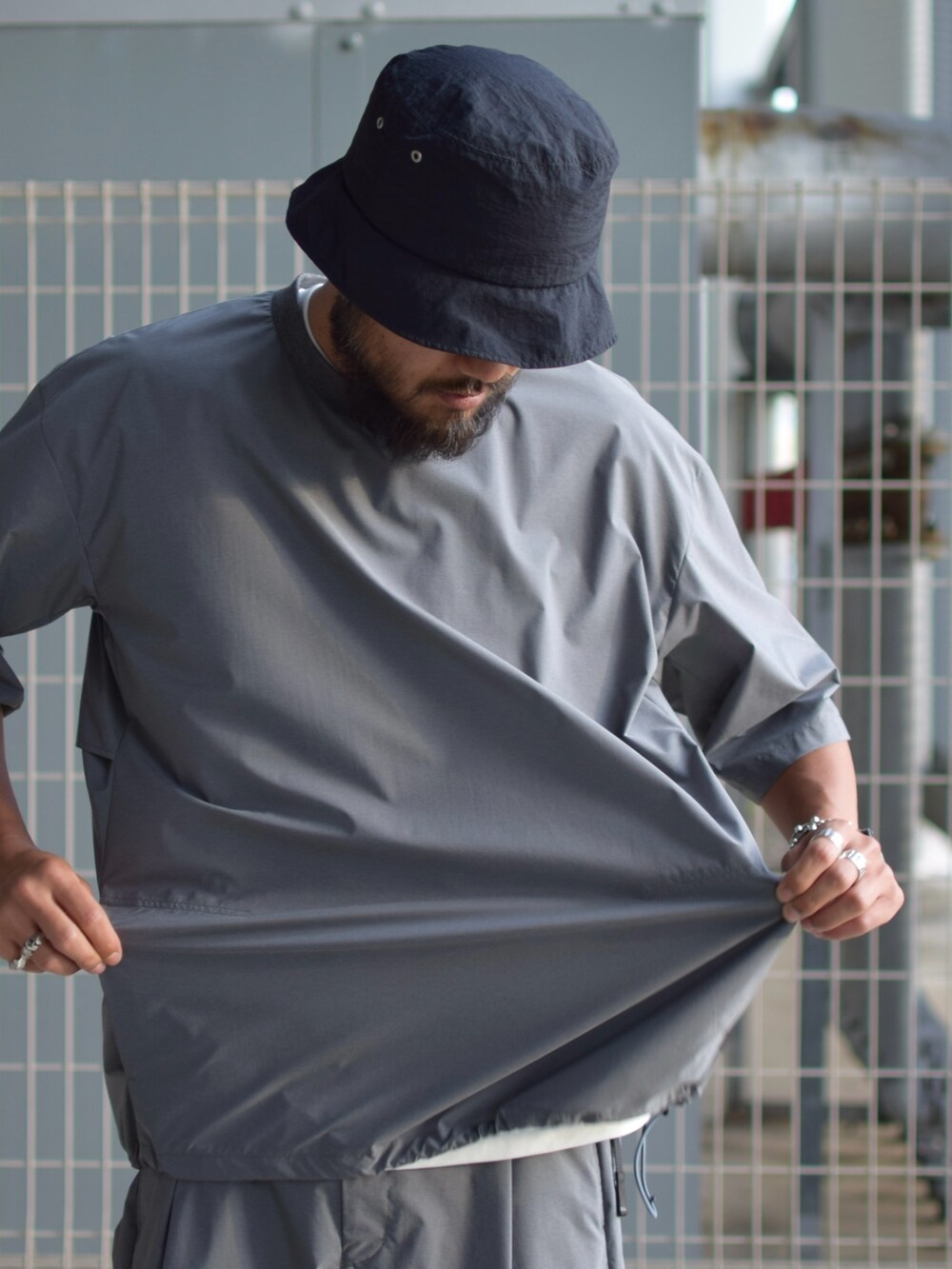 グレー系のTシャツ/カットソー、グレー系のその他パンツを着用したメンズの春コーディネートの2枚目の写真