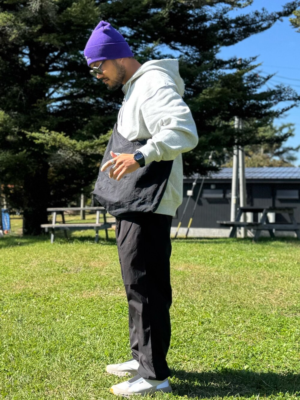 グレー系のスウェット、ブラック系のショルダーバッグ、ブラック系のその他パンツを着用したメンズの秋コーディネートの2枚目の写真