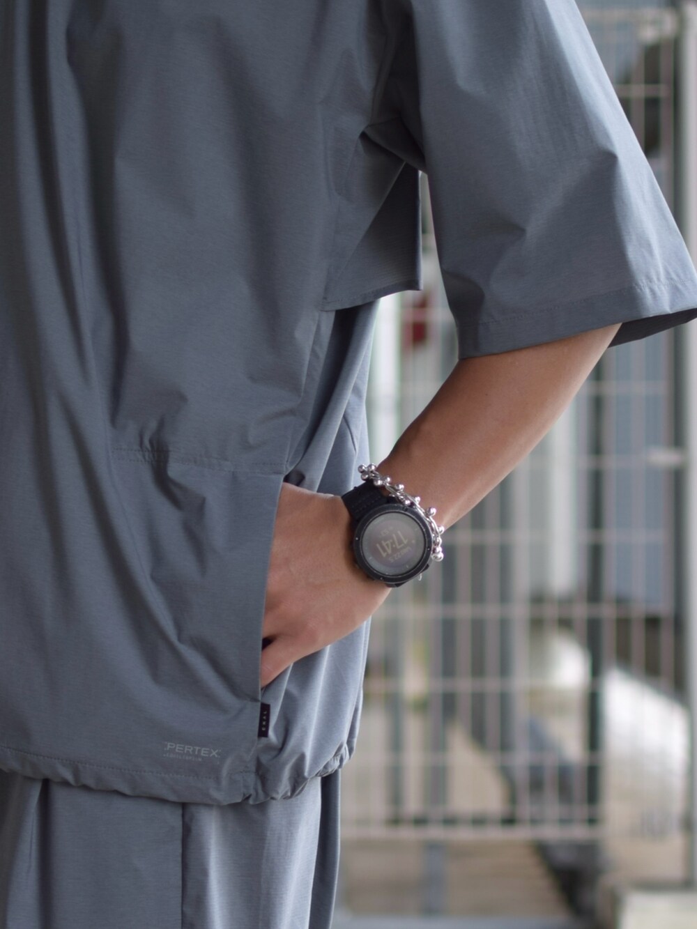 グレー系のTシャツ/カットソー、グレー系のその他パンツを着用したメンズの春コーディネートの3枚目の写真