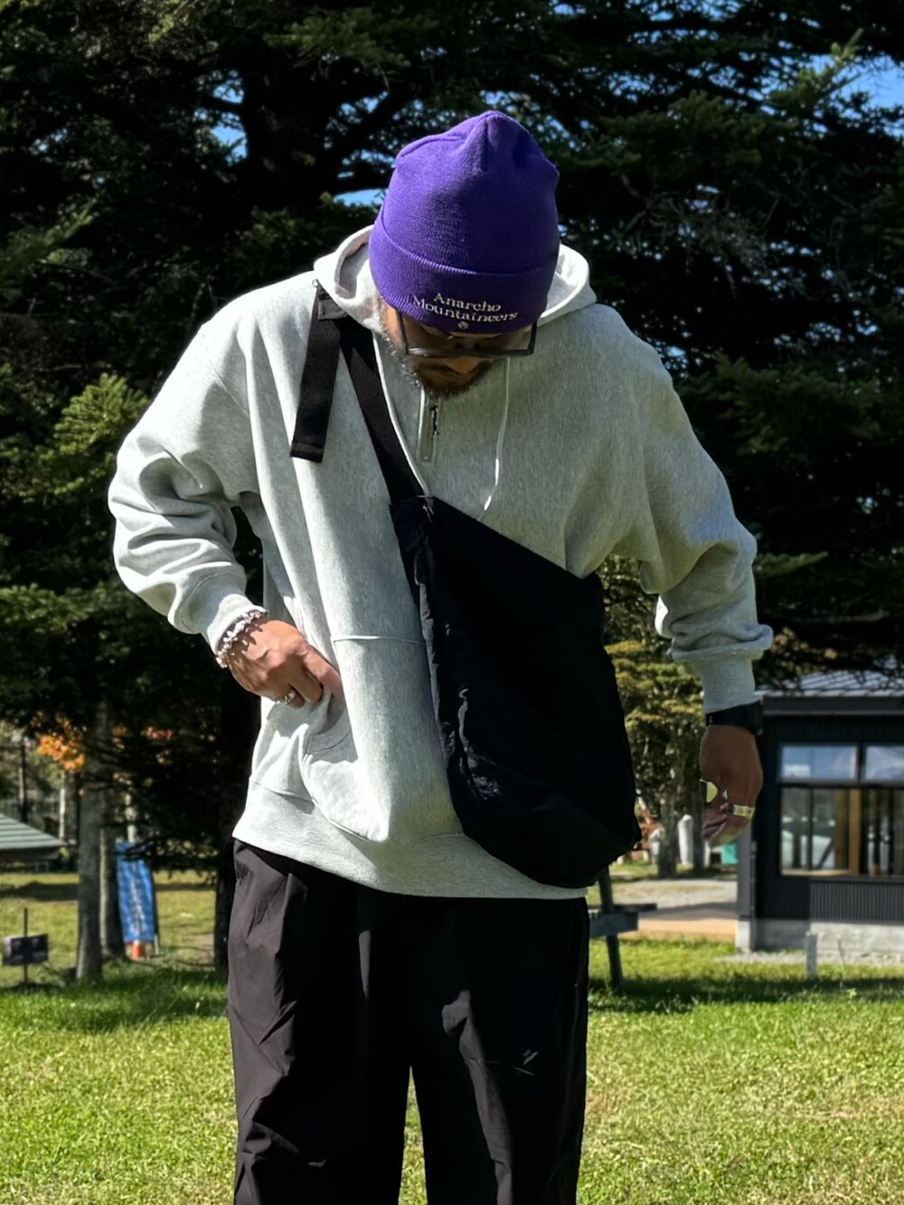 グレー系のスウェット、ブラック系のショルダーバッグ、ブラック系のその他パンツを着用したメンズの秋コーディネートの3枚目の写真