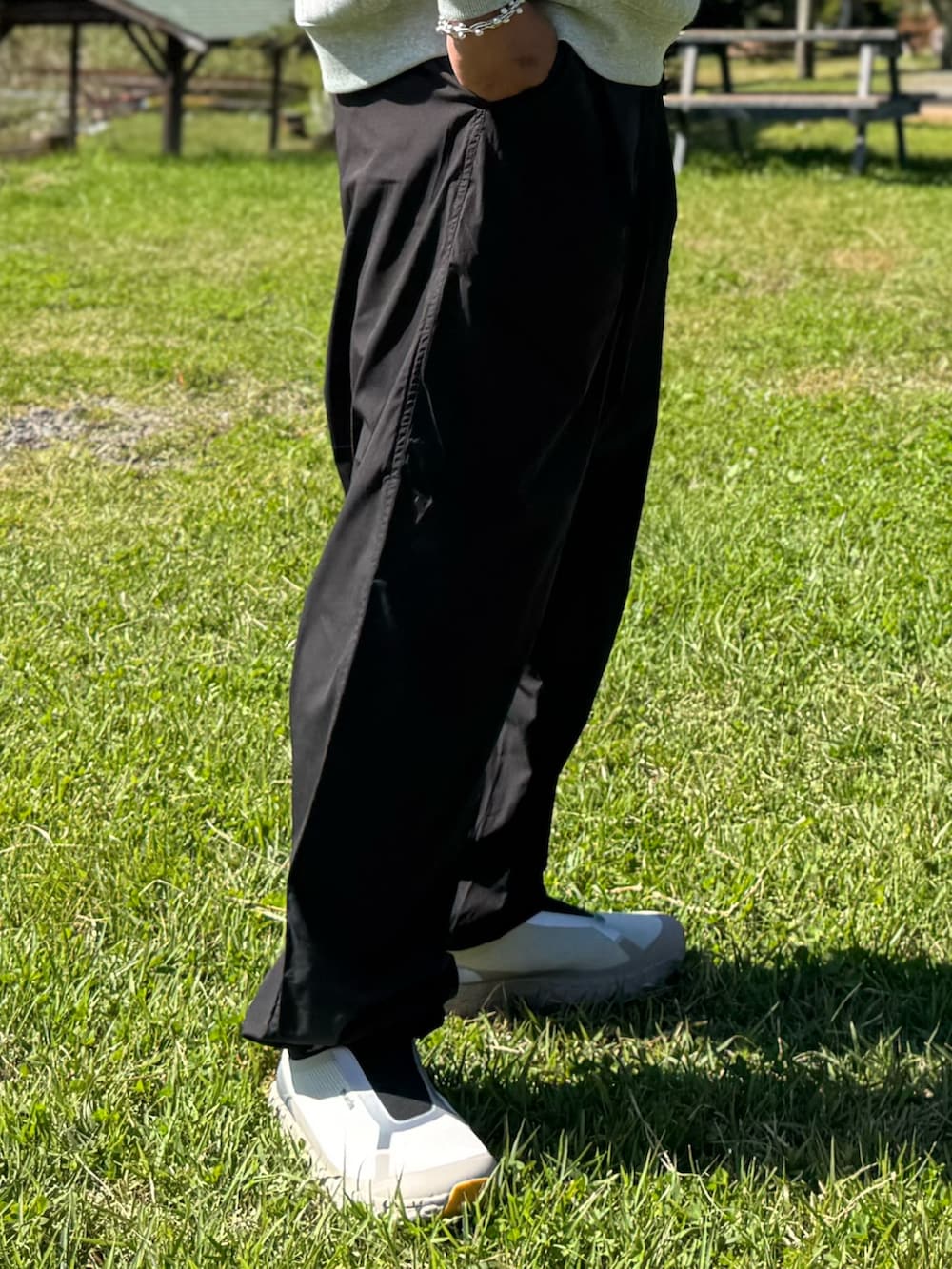 グレー系のスウェット、ブラック系のショルダーバッグ、ブラック系のその他パンツを着用したメンズの秋コーディネートの5枚目の写真