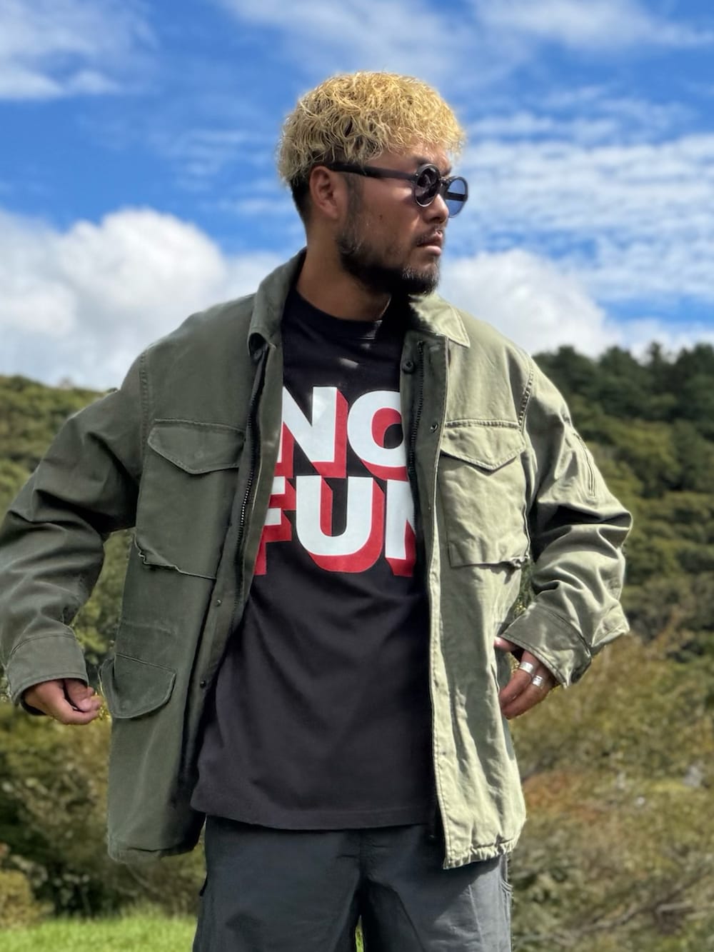 グリーン系のブルゾン、グレー系のその他パンツ、グレー系のTシャツ/カットソーを着用したメンズの秋コーディネートの4枚目の写真
